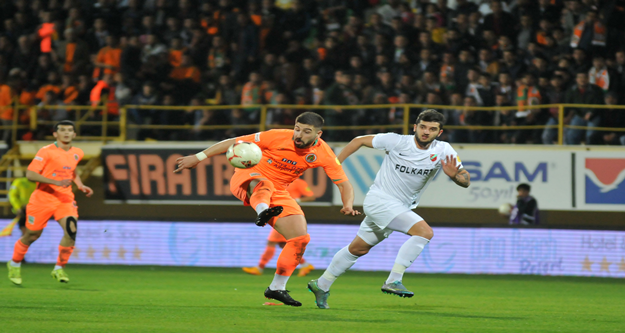 Alanyaspor, Karşıyaka karşısında 2-0'lık skor avantajını koruyamadı, Adana Demirspor maçında olduğu gibi yine son dakika yediği golle hem 2 puandan hemde liderlikten oldu. 

PTT 1. Lig'in 24. haftasında oynanan karşılaşmada Multigroup Alanyaspor sahasında Karşıyaka ile 2-2 berabere kaldı. 

STAT: Alanya Oba Stadı

HAKEMLER: Süleyman Abay, Gökmen Olgaç, Candaş Elbil

MULTİGROUP ALANYASPOR: Haydar- Yasin, Ahmet, Sezer, Kerem Can, Timuçin, Emre, Tayfur (Dk.78 Perovic), Barış (Dk.55 Caner), Sinan (Dk.84 Efecan), Ayite

KARŞIYAKA: Behram- Zeki, Tayfun (Dk.60 Şahin), Ömer Can, Tisdell, Can (Dk.68 Mahmut), Youssef, Efe Halil, Mustafa, Berkay Can, İbrahim (Dk.46 Gökhan)

GOLLER: Dk.1 Sinan, Dk.45 Timuçin (MultigroupAlanyaspor), Dk.51 Youssef, Dk.89 Gökhan (Karşıyaka)

KIRMIZI KART: Dk.90 Ayite (MultigroupAlanyaspor)

SARI KARTLAR: Sinan, Barış, Emre (MultigroupAlanyaspor), Can, Youssef, Ömer Can, Behram (Karşıyaka)

Karşılaşmanın 20. saniyesinde turuncu yeşilliler faul atışını çabuk kullandı. Tayfur’un pasında Sinan kaleciyi çalımlayarak topu ağlarla buluşturdu: 1-0. 18. dakikada Kerem Can’ın ortasında Tayfur kafa vurdu, top auta çıktı. 20. dakikada Zeki’nin ortaladığı topta Tisdell’in kafa vuruşu az farkla auta gitti. 21. dakikada Tisdell’in uzaktan sert şutunu Haydar son anda kornere çeldi. 30. dakikada Kerem Can’ın ortasında savunmadan dönen topa bu oyuncu ayağının dışıyla sert vurdu top direğin üstünden auta gitti. 35. dakikada Yasin sağ kanattan ceza alanına sokuldu. Bu oyuncunun içeriye sert çevirdiği topu Tayfur güçlükle kontrol etti ancak tehlikeyi savunma uzaklaştırdı. 37. dakikada Ayite, Tayfur’dan aldığı pasla uzaktan sert vurdu ancak top az farkla auta çıktı. 41. dakikada topu rakibinden kurtaran Barış geriden gelen Tayfur’un önüne bıraktı. Bu oyuncunun şutunu kaleci güçlükle kornere çeldi. 45. dakikada gelişen ani atakta Kerem Can’ın soldan ortasına Ayite kayarak vurdu, direkten dönen topu Timuçin ağlarla buluşturdu: 2-0. Karşılaşmanın ilk yarısı 2-0 turuncu yeşilli takımın üstünlüğüyle tamamlandı. 

50. dakikada Emre'nin pasında savunmanın arasında topu kontrol eden Sinan dönerek kaleyi vurdu kaleci Behram gole izin vermedi. 51. dakikada Youssef uzaktan vurdu, yerden giden top köşeden filelere gitti: 2-1. 63. dakikada Emre topu rakibinden kurtararak Ayite'ye verdi. Ceza alanına giren Ayite açısını kaybetti ancak sağ çaprazdan kaleye vurdu. Top yan ağlarda kaldı. 83. Dakikada Youssef’in ortasında Gökhan’ın kafa vuruşu üstten auta gitti. 88. Dakikada Efecan’ın pasında savunmanın arasında topla buluşan Perovic bekletmeden kaleye vurdu ancak top az farkla yandan auta gitti. 89. dakikada turuncu yeşilli savunma topu ceza yayında kaptırdı. Solda boşta kalan Gökhan sert bir vuruşla topu Haydar’ın solundan filelere gönderdi: 2-2. 90. Dakikada rakibine faul yapan Ayite kırmızı kartla oyundan atıldı. 90+5. dakikada Efecan rakibinden sıyrılarak topu Emre’ye aktardı. Bu oyuncu uydun durumda kaleye vurmak yerine pas vermeyi tercih edince top auta gitti. Karşılaşma 2-2 berabere sona erdi. 

İşte PTT 1.Lig Puan Durumu

1.ADANASPOR A.Ş.		41
2.MULTIGROUP ALANYASPOR		40
3.KARDEMİR KARABÜKSPOR		40
4.ADANA DEMİRSPOR		39
5.GİRESUNSPOR		        36
6.VARTAŞ ELAZIĞSPOR		36
7.BALIKESİRSPOR           	33
8.GÖZTEPE A.Ş.		        33
9.GAZİANTEP B.Ş. BLD.SPOR	32
10.ALTINORDU A.Ş.		32
11.BOLUSPOR	        	32
12.SAMSUNSPOR           	31
13.ALİMA YENİ MALATYASPOR	28
14.ŞANLIURFASPOR		25
15.1461 TRABZON		        23
16.KAYSERİ ERCİYESSPOR		21
17.DENİZLİSPOR          	21
18.KARŞIYAKA	        	19

Ceza Puanı Alan Takımlar

Takım Adı	Ceza Puanı

SAMSUNSPOR	3
DENİZLİSPOR	3