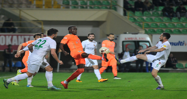 Alanyaspor, Karşıyaka karşısında 2-0'lık skor avantajını koruyamadı, Adana Demirspor maçında olduğu gibi yine son dakika yediği golle hem 2 puandan hemde liderlikten oldu. 

PTT 1. Lig'in 24. haftasında oynanan karşılaşmada Multigroup Alanyaspor sahasında Karşıyaka ile 2-2 berabere kaldı. 

STAT: Alanya Oba Stadı

HAKEMLER: Süleyman Abay, Gökmen Olgaç, Candaş Elbil

MULTİGROUP ALANYASPOR: Haydar- Yasin, Ahmet, Sezer, Kerem Can, Timuçin, Emre, Tayfur (Dk.78 Perovic), Barış (Dk.55 Caner), Sinan (Dk.84 Efecan), Ayite

KARŞIYAKA: Behram- Zeki, Tayfun (Dk.60 Şahin), Ömer Can, Tisdell, Can (Dk.68 Mahmut), Youssef, Efe Halil, Mustafa, Berkay Can, İbrahim (Dk.46 Gökhan)

GOLLER: Dk.1 Sinan, Dk.45 Timuçin (MultigroupAlanyaspor), Dk.51 Youssef, Dk.89 Gökhan (Karşıyaka)

KIRMIZI KART: Dk.90 Ayite (MultigroupAlanyaspor)

SARI KARTLAR: Sinan, Barış, Emre (MultigroupAlanyaspor), Can, Youssef, Ömer Can, Behram (Karşıyaka)

Karşılaşmanın 20. saniyesinde turuncu yeşilliler faul atışını çabuk kullandı. Tayfur’un pasında Sinan kaleciyi çalımlayarak topu ağlarla buluşturdu: 1-0. 18. dakikada Kerem Can’ın ortasında Tayfur kafa vurdu, top auta çıktı. 20. dakikada Zeki’nin ortaladığı topta Tisdell’in kafa vuruşu az farkla auta gitti. 21. dakikada Tisdell’in uzaktan sert şutunu Haydar son anda kornere çeldi. 30. dakikada Kerem Can’ın ortasında savunmadan dönen topa bu oyuncu ayağının dışıyla sert vurdu top direğin üstünden auta gitti. 35. dakikada Yasin sağ kanattan ceza alanına sokuldu. Bu oyuncunun içeriye sert çevirdiği topu Tayfur güçlükle kontrol etti ancak tehlikeyi savunma uzaklaştırdı. 37. dakikada Ayite, Tayfur’dan aldığı pasla uzaktan sert vurdu ancak top az farkla auta çıktı. 41. dakikada topu rakibinden kurtaran Barış geriden gelen Tayfur’un önüne bıraktı. Bu oyuncunun şutunu kaleci güçlükle kornere çeldi. 45. dakikada gelişen ani atakta Kerem Can’ın soldan ortasına Ayite kayarak vurdu, direkten dönen topu Timuçin ağlarla buluşturdu: 2-0. Karşılaşmanın ilk yarısı 2-0 turuncu yeşilli takımın üstünlüğüyle tamamlandı. 

50. dakikada Emre'nin pasında savunmanın arasında topu kontrol eden Sinan dönerek kaleyi vurdu kaleci Behram gole izin vermedi. 51. dakikada Youssef uzaktan vurdu, yerden giden top köşeden filelere gitti: 2-1. 63. dakikada Emre topu rakibinden kurtararak Ayite'ye verdi. Ceza alanına giren Ayite açısını kaybetti ancak sağ çaprazdan kaleye vurdu. Top yan ağlarda kaldı. 83. Dakikada Youssef’in ortasında Gökhan’ın kafa vuruşu üstten auta gitti. 88. Dakikada Efecan’ın pasında savunmanın arasında topla buluşan Perovic bekletmeden kaleye vurdu ancak top az farkla yandan auta gitti. 89. dakikada turuncu yeşilli savunma topu ceza yayında kaptırdı. Solda boşta kalan Gökhan sert bir vuruşla topu Haydar’ın solundan filelere gönderdi: 2-2. 90. Dakikada rakibine faul yapan Ayite kırmızı kartla oyundan atıldı. 90+5. dakikada Efecan rakibinden sıyrılarak topu Emre’ye aktardı. Bu oyuncu uydun durumda kaleye vurmak yerine pas vermeyi tercih edince top auta gitti. Karşılaşma 2-2 berabere sona erdi. 

İşte PTT 1.Lig Puan Durumu

1.ADANASPOR A.Ş.		41
2.MULTIGROUP ALANYASPOR		40
3.KARDEMİR KARABÜKSPOR		40
4.ADANA DEMİRSPOR		39
5.GİRESUNSPOR		        36
6.VARTAŞ ELAZIĞSPOR		36
7.BALIKESİRSPOR           	33
8.GÖZTEPE A.Ş.		        33
9.GAZİANTEP B.Ş. BLD.SPOR	32
10.ALTINORDU A.Ş.		32
11.BOLUSPOR	        	32
12.SAMSUNSPOR           	31
13.ALİMA YENİ MALATYASPOR	28
14.ŞANLIURFASPOR		25
15.1461 TRABZON		        23
16.KAYSERİ ERCİYESSPOR		21
17.DENİZLİSPOR          	21
18.KARŞIYAKA	        	19

Ceza Puanı Alan Takımlar

Takım Adı	Ceza Puanı

SAMSUNSPOR	3
DENİZLİSPOR	3