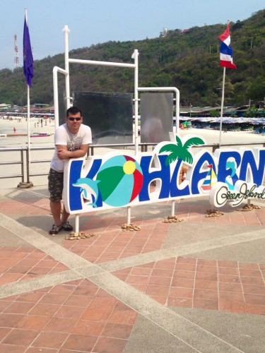 Aslen Konya Dedem'li olan, Hamburg'da doğup Alanya'da büyüyen Özel Harekatçı Coşkun Nazilli şehit oldu ve ardında bir çok güzel anı bıraktı.


Nusaybin'de çatışmalar sırasında, patlama anında ağır yaralanan ve kaldırıldığı hastanede şehit olan Özel Harekatçı Coşkun Nazilli, Nusaybin'e dilekçe vererek gönüllü olarak gitmişti. Bugün sabah saatlerinde şehit haberini alan Alanya Kadıpaşa Mahallesi'nde yaşayan aile fertler duyduklarına inanamadılar ve fenalık geçirdiler. 

Liseyi Alanya Lisesi'nde okuyan Coşkun Nazilli, o yıllarda bol kahkaha atan, neşeli biri olarak biliniyordu. Arkadaşlarının o yıllarda dediğine göre; aktif olarak spor ile ilgilenen ve sigara, alkol bağımlılığı asla olmayan bir kişiydi.

Coşkun Nazilli'nin 1 küçük bir oğlu ve kızı vardı.  Göktürk Nazilli ve Gökçe Nazilli... Babalarına son mektubunda 'seni çok seviyoruz baba, seni çok özledik' oldu.

Alanya'ya Şehit Abdullah Ümit Sercan'ı elleriyle getirmişti. Üzüntüsünün tarifi yoktu.

Ve Coşkun Nazilli, 1991 yılında Alanya'nın ilk triatleti olarak Avrupalı sporculara kök söktürmüştü.