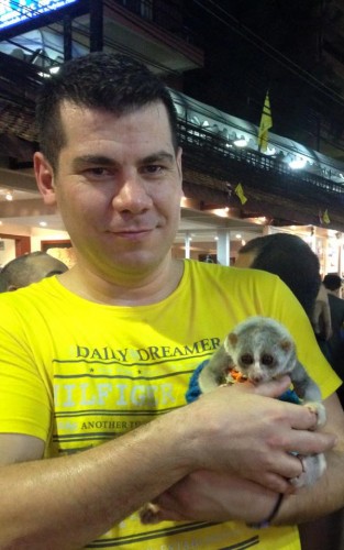 Aslen Konya Dedem'li olan, Hamburg'da doğup Alanya'da büyüyen Özel Harekatçı Coşkun Nazilli şehit oldu ve ardında bir çok güzel anı bıraktı.


Nusaybin'de çatışmalar sırasında, patlama anında ağır yaralanan ve kaldırıldığı hastanede şehit olan Özel Harekatçı Coşkun Nazilli, Nusaybin'e dilekçe vererek gönüllü olarak gitmişti. Bugün sabah saatlerinde şehit haberini alan Alanya Kadıpaşa Mahallesi'nde yaşayan aile fertler duyduklarına inanamadılar ve fenalık geçirdiler. 

Liseyi Alanya Lisesi'nde okuyan Coşkun Nazilli, o yıllarda bol kahkaha atan, neşeli biri olarak biliniyordu. Arkadaşlarının o yıllarda dediğine göre; aktif olarak spor ile ilgilenen ve sigara, alkol bağımlılığı asla olmayan bir kişiydi.

Coşkun Nazilli'nin 1 küçük bir oğlu ve kızı vardı.  Göktürk Nazilli ve Gökçe Nazilli... Babalarına son mektubunda 'seni çok seviyoruz baba, seni çok özledik' oldu.

Alanya'ya Şehit Abdullah Ümit Sercan'ı elleriyle getirmişti. Üzüntüsünün tarifi yoktu.

Ve Coşkun Nazilli, 1991 yılında Alanya'nın ilk triatleti olarak Avrupalı sporculara kök söktürmüştü.