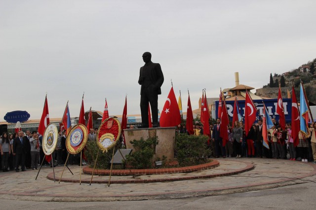 Atatürk'ün Alanya'ya gelişinin 81. yıldönümü törenlerle kutlandı. Törende bir konuşma yapan Alanya Kaymakamı Dr. Hasan Tanrıseven, ''Atatürk'ün gösterdiği doğrultuda önder ülke olmak için var gücümüzle çalışacağız'' dedi.

Atatürk’ün Alanya’ya gelişinin 81. yıldönümü kutlama programı, İskele'deki Atatürk Anıtı'na çelenk sunumu ve İstiklal Marşı'nın okunmasıyla başladı. Alanya Kaymakamı Dr. Hasan Tanrıseven, kutlama programında katılımcı öğrencilere, öğretmenlere ve protokol üyelerine yaptığı konuşmasında Cumhuriyetin Kurucusu Ulu Önder Mustafa Kemal Atatürk’ün 81 yıl önce Alanya'ya geldiğini belirterek Atatürk ve silah arkadaşlarını, vatan için şahadet mertebesine erişenleri şükranla andığını ifade etti.

KAYMAKAM TANRISEVEN ''TÜRK TURİZMİNİN YILDIZI OLAN ALANYA'MIZI DAHA DA ÇOK PARLATMAK ÇALIŞMALARIMIZI SÜRDÜRECEĞİZ''

Alanya Kaymakamı Dr. Hasan Tanrıseven konuşmasının devamında şunları kaydetti: '' Bugün Cumhuriyetimizin kurucusu Ulu Önder Atatürk'ün Alanya'ya gelişinin 81. yıldönümünü kutluyoruz. Ulu Önder Atatürk'ün bizlere gösterdiği yol doğrultusunda çalışmalarımızı sürdüreceğiz. Sevgili gençler; Atatürk'ün bizlere gösterdiği muasır medeniyet seviyesine ulaşmak için daha çok çalışacağız. Bu çalışmaları elbirliği ile yapacağız ki bu coğrafyada, Türkiye Cumhuriyeti en güçlü ve önder ülke olmaya devam edecektir. Geçmişe baktığımız zaman Türkiye'nin, Antalya'nın ve Alanya'mızın çok daha iyi yerlere geldiğini görüyorum. Ama bununla yetinmeyeceğiz ve önder ülke olmak için var gücümüzle çalışmalarımızı sürdüreceğiz. Olaylardan, bir takım aksaklıklardan asla yılmayacağız. 	Dünkü terör saldırısında olduğu gibi bu gibi olaylar bizim geleceğe endişe ile bakmamıza değil aksine daha çok bilenmemize ülkemizi sevmemize ve birbirimize kenetlenmemize vesile olacaktır. Ankara'daki saldırıda hayatlarını kaybeden Türk Silahlı Kuvvetleri Mensuplarına ve vatandaşlarımıza Allah'tan rahmet diliyorum. İnşallah el birliği ile çalışmalarımızı sürdürerek ülkemizi iyi bir yerlere getirme gayreti içerisinde olacağız. Türk turizminin yıldızı olan Alanya'mızı daha da çok parlatmak için Atatürk'ün gösterdiği doğrultuda çalışmalarımızı sürdüreceğiz.''

Alanya Belediye Başkan Vekili Mehmet Kula yaptığı konuşmada, Ankara’da dün gerçekleşen Terör saldırısını kınayarak sözlerine başladı. Belediye Başkan Vekili Kula, medeniyetlere ev sahipliği yapmış olan Alanya’yı 18 Şubat 1935’te ziyaret eden Ulu Önder Atatürk’ü büyük bir özlemle andıklarını belirterek birlik ve beraberlik içinde olunması gerektiğini söyledi.

Hasan Çolak Anadolu Lisesi Tarih öğretmeni Raşit Fehmi Raşitoğlu’nun günün anlam ve önemini belirten konuşmasının ardından Atatürk’ün Alanya’ya gelişi ile ilgili şiirleri; Hayate Hanım Ortaokulu ve Fevzi Alaettinoğlu Anadolu Lisesi öğrencileri tarafından okundu. Protokol, misafir ve öğrencilerin Atatürk Evi’ni gezmesiyle devam eden kutlama programı, saat 10.30'da da Atatürk’ün Alanya’ya gelişi ile ilgili kros yarışmasının ve Türkiye Atletizm Federasyonunun programında yer alan Atletizmi Geliştirme Yarışmasının düzenlenmesi ile son buldu.