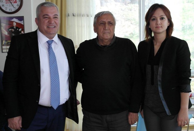 Alanya Ticaret ve Sanayi Odası Başkanı Mehmet Şahin, 8 Mart Dünya Kadınlar Günü etkinlikleri çerçevesinde, Alanya Huzurevi’ni ziyaret etti. Huzurevi sakinlerinin tek tek elini öpen Başkan Şahin, bayanlara şal, fular, ve karanfil; baylara da kravat hediye etti.

Ziyarette, ALTSO Yönetim Kurulu Üyesi Banu Okan Kavukçu ve TOBB Antalya Kadın Girişimciler Kurulu İcra Komitesi Başkan Yardımcısı Özlem Öz Kural da yer aldı. Kavukçu ve Kural da Başkan Şahin gibi huzurevi sakinleri ile birebir görüşmeler yaparak onlara moral verdiler, isteklerini dinlediler.

8 Mart Dünya Kadınlar Günü sebebiyle Alanya Huzurevi’ne bir ziyaret gerçekleştirdiklerini ifade eden Başkan Şahin, “Burada annelerimizi ve diğer tüm büyüklerimizi ziyaret ederek onlara moral vermek istedik. Hepimiz yaşlanacağız. Onlar da şu anda evlatlarından ayrılar ve gelen misafir kim olursa olsun dört gözle bekliyorlar. Burada Huzurevi Müdürümüz Esra Özarslan ve çalışanları sağ olsunlar bu ilgiye muhtaç büyüklerimize ellerinden geldiği kadar devletimizin şefkatini hissettiriyorlar. Gerçekten modern bir huzurevine sahip Alanya’mız. Bu gibi vesilelerle buradaki büyüklerimizi ziyaret ederek elimizden gelen desteği vermeye devam edeceğiz” dedi.

ÖZARSLAN’DAN ŞAHİN’E TEŞEKKÜR

Başkan Şahin’i kapıda karşılayan, Huzurevi Müdürü Esra Özarslan ise ALTSO Başkanı Mehmet Şahin’in her zaman desteğini gördüklerini söyledi. Başkan Şahin’le kısa bir görüşme gerçekleştiren Özarslan, ”Başkanımız Mehmet bey ile Banu ve Özlem hanıma nazik ziyaretlerinden dolayı çok teşekkür ederim. Huzurevi sakinlerimiz çok mutlu oldular. Sağ olsunlar ne zaman bizim yanımızdalar ve destek oluyorlar” dedi.