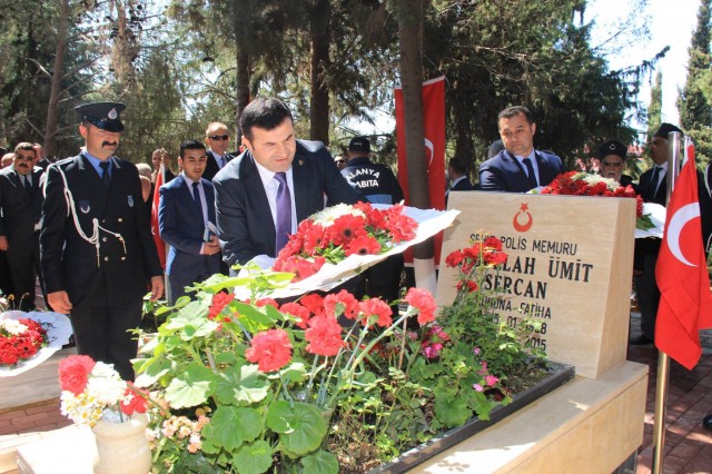 Tüm yurtta olduğu gibi '18 Mart Şehitler Günü ve Çanakkale Zaferi'nin 101. Yıldönümü' programı için çeşitli etkinlikler düzenlendi.

Çanakkale Zaferi’nin 101. Yıl Dönümü ve 18 Mart Şehitleri Anma Günü etkinlikleri, saat 09.00’da Atatürk Anıtı'na Alanya Kaymakamı Dr. Hasan Tanrıseven'in çelenk sunmasıyla başladı. Atatürk Anıtı önünde düzenlenen çelenk sunumu, saygı duruşu ve İstiklal Marşı'nın okunmasının ardından, anıt önünde düzenlenen tören sona erdi.

ÖĞRENCİLERDEN 18 MART NEDENİYLE ORATORYO GÖSTERİSİ

Çanakkale Zaferi’nin 101. Yıl Dönümü ve 18 Mart Şehitleri Anma Günü etkinlikleri, Alanya Kültür Merkezi’nde düzenlenen program ile devam etti.

Atatürk Anıtı önünde düzenlenen törenden sonra, törene katılanlar Alanya Kültür Merkezi A Salonuna geçerek, Milli Eğitim Müdürlüğü tarafından koordine edilen Çanakkale Zaferi Programını izlediler. Programın açılış konuşmasını Şehit Abdullah Ümit Sercan Anadolu Lisesi Müdürü Mevlüt Uysal yaptı. Günün anlam ve önemini belirten konuşmayı yapan Şehit Abdullah Ümit Sercan Anadolu Lisesi Tarih öğretmeni Şükrü Cihan Ercin'in ardından, Şehit Abdullah Ümit Sercan Anadolu Lisesi Kültür Edebiyat Kulübü öğrencileri, "Çanakkale Geçilmez – Çanakkale'den Ankara’ya" adlı Oratoryo gösterisi sergilediler.

TANRISEVEN VE PROTOKOL ÜYELERİNDEN ŞEHİTLERE ZİYARET

Alanya Kültür Merkezi A Salonunda düzenlenen törenin ardından, Alanya Kaymakamı Dr. Hasan Tanrıseven, protokole mensup üyeler ve şehit yakınları ile birlikte İlçe Şehitliği'ni ziyaret ettiler. Alanya Kaymakamı Dr. Hasan Tanrıseven, şehitlik özel defterini imzalayarak şehit mezarlarına el çelengi bıraktı. Şehit mezarları ziyaret edildikten sonra İlçe Müftülük görevlileri tarafından şehitlerimizin ruhuna dualar okundu.

TANRISEVEN ŞEHİT YAKINLARI İLE YAKINDAN İLGİLENDİ

Alanya Kaymakamı Dr. Hasan Tanrıseven, İlçe Şehitliği'ni ziyareti esnasında, şehit yakınları ile bir süre sohbet edip, herhangi bir isteklerinin olup olmadığını sordu. Ziyarette, şehitler rahmet ve minnetle anılırken duygu dolu anlar yaşandı.