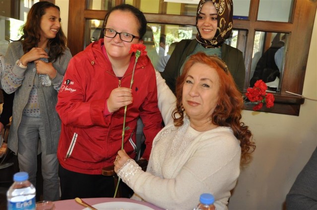Alanya Belediyesi, Yaşlılar Haftası nedeniyle Tevfik Hoca Alanya Evi müdavimlerine kahvaltı düzenledi. Yaklaşık 60 vatandaşın katıldığı kahvaltıda konuşan Alanya Belediye Başkan Yardımcısı Nazmi Yüksel, “Belediyemiz, 365 gün sizlerin hizmetinde. ” dedi.

Alanya Belediyesi, Yaşlılar Haftası nedeniyle Tevfik Hoca Alanya Evi müdavimlerine kahvaltı düzenledi. Yaklaşık 60 vatandaşın katıldığı kahvaltıda konuşan Alanya Belediye Başkan Yardımcısı Nazmi Yüksel, “Belediyemiz, 365 gün sizlerin hizmetinde. ” dedi.

Ülkemizde 18-24 Mart tarihleri arasında kutlanan Yaşlılar Haftası bugün başladı. Hafta nedeniyle Alanya Belediyesi, Tevfik Hoca Alanya Evi müdavimi olan yaşlı vatandaşlar için bir kahvaltı programı düzenledi. Programa Başkan Yardımcısı Nazmi Yüksel’in yanı sıra Belediye Sosyal Yardım İşleri Müdürü Bilal Nurgül, Engelsiz Park ve Yaşam Merkezi Psikologu Esra Yemez, Tevfik Hoca Evi Hemşiresi Muazzez Kaya, Kadıpaşa Mahallesi Muhtarı Hasan Öner, basın mensupları ve Tevfik Hoca Evi müdavimi yaşlılar katıldı.

“DİĞER HİZMETLERİMİZİN YANISIRA SOSYAL PROJELERİMİZ DE ÇOK ÖNEMLİ” 

“Yaşlılar Haftası bizim için önemli, ancak sizler ise her gün önemlisiniz” diyerek sözlerine başlayan Başkan Yardımcısı Nazmi Yüksel, “Alanya Belediyesi olarak yaşlılarımıza çok değer veriyoruz. Sadece Yaşlılar Haftası’nda değil, 365 gün bu mekanı kullanabilirsiniz. Alanya Belediyesi olarak yol, su, köprü ve diğer park bahçe hizmetlerinin yanı sıra sosyal projelerimize de çok önem veriyoruz. Sizler, engelli bireylerimiz, gençlerimiz bizim için çok önemlidir. Belediye Başkanımızın önderliğinde, 365 gün sizler için, vatandaşlarımız için çalışıyoruz” dedi. 

“BİZE BU FIRTASI VERDİĞİNİZ İÇİN TEŞEKKÜR EDERİZ”

Tevfik Hoca Alanya Evi müdavimi yaşlılar adına söz alan Emekli Öğretmen Çiğdem Çopuroğlu ise “Bize böyle bir buluşma mekanı verdiğiniz için Belediye Başkanımıza, size ve ekibine çok teşekkür ederiz. Bizim bu mekanda çok güzel paylaşımlarımız oluyor. Bir birimizin sevincini, üzüntüsü paylaşıyoruz. Belediye bize burada ücretsiz psikolojik destek, fizyoterapi ve pansuman gibi hizmetleri de veriyor” ifadesini kullandı.

ENGELLİLERDEN JEST

Özel Özgün Kardelen Eğitim ve Rehabilitasyon Merkezi öğrencileri de bir sürpriz yaparak programa dahil oldu. Engelli öğrenciler yaşlılara karanfil dağıtarak ellerini öptü.