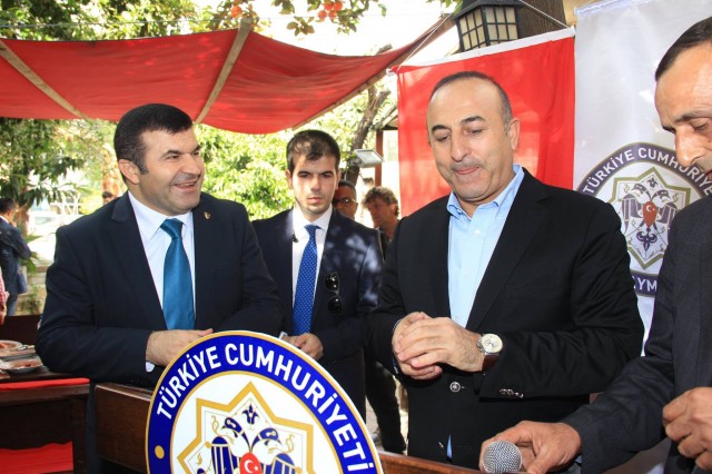 Dışişleri Bakanımız Sayın Mevlüt Çavuşoğlu, Alanya Kaymakamı Dr. Hasan Tanrıseven’in ev sahipliğinde düzenlenen öğle yemeğinde kurum müdürleri, oda başkanları, sivil toplum kuruluşları temsilcileri ve turizmcilerle bir araya geldi. 

Düzenlenen yemekte konuşan Alanya Kaymakamı Dr. Hasan Tanrıseven, Dışişleri Bakanı Mevlüt Çavuşoğlu’nun turizmin sıkıntılı olduğu süreçte, Alanya’ya gelerek turizm ve birçok konularda moral verdiğini belirtti. 

TANRISEVEN “KARAMSAR OLDUĞU BİR DÖNEMDE BİZLERE MORAL VEREN SAYIN BAKANIMIZA TEŞEKKÜR EDİYORUM”

Alanya Kaymakamı Dr. Hasan Tanrıseven konuşmasının devamında şunları kaydetti: 

“Alanya’nın değerli protokolü sivil toplum ve kuruluşlarının değerli başkanları, bizler de bu nezih topluluğa ev sahipliği yapmaktan mutluluk duyuyoruz. Sayın Bakanım bundan önce turizmde herkesin karamsar olduğu bir ortamda geldiniz ve çok geniş katılımlı olarak bütün turizmcilere ve Alanya’ya moral verdiniz. Orada da demiştim ki Sayın Bakanımıza çok rahat ulaşabiliyoruz, bütün sorunlarımızı dile getiriyoruz ve “Sayın Bakanımız hükümet nezdinde inanıyoruz ki gerekli çalışmaları yapacaktır.” demiştik. Teşekkür ediyoruz. Hemen gittiniz ardından Sayın Başbakanımız yeni bir paket açıkladı. Turizmcileri rahatlatacak çeşitli tedbirler getirildi. İnanıyoruz ki buradaki turizmcilerimiz Alanya’nın yetkili birimleri odalarımız sorunlarını size iletecekler yeni sezonda da inşallah sizlerin desteğinizle güzel müjdeler alacağız. Son günlerde Türkiye’ye karşı olan politikalarda bir yumuşama olduğunu turizmde de olumlu gelişmeler olduğunu büyük bir mutlulukla görüyoruz ve seviniyoruz. Sayın Bakanım  ocak ayında yaptığımız toplantıda özellikle üniversitelere verdiğiniz önemi dile getirmiştiniz. Sizlerin desteğinizle gerek devlet üniversitemiz olan Alanya Alaaddin Keykubat Üniversitesi gerek vakıf üniversitemiz olan Alanya Hamdullah Eminpaşa Üniversitesi yollarına devam ediyorlar. Verdiğiniz destek için sizlere minnettarız. Sizlerin desteğinizle YÖK Başkanımızı ziyaret ettik. Sayın Başkandan büyük destek aldık yeni açılacak bölüm ve fakülteler hakkında. Keza desteklerinizle Alanya Hamdullah Emin Paşa üç yeni bölüm açıldı. Yüksek lisans için müracaatlarımız var, onlara da desteğinizin süreceğine inanıyoruz. Alanya’nın aynı zamanda bir turizm kenti değil bir üniversite kenti haline getirilmesi için de çabalarımız devam ediyor. Hem maddi katkılarınız var hem manevi katkılarınız var hem bürokraside de bu yeni fakülteler bölümler açılması Üniversitelerimizin büyümesi için de gayretleriniz var. Onun için de sizlere minnettarız, inanıyorum ki bugün vereceğiniz olumlu haberlerle Alanya’mızda tekrar bir umut dalgası yaratacağınıza inanıyoruz." 

ÇAVUŞOĞLU “BU ŞEHRİ YÖNETİCİLER SAHİPLENMEZSE HİZMETLER HEP EKSİK KALIR”

Gösterilen ilgiden dolayı teşekkür eden Dışişleri Bakanımız Sayın Mevlüt Çavuşoğlu ise yapmış olduğu konuşmada şunları kaydetti: 

"Alanya da evimde bana gösterdiğiniz ilgiden dolayı teşekkür ederim. Avrupa standartlarına ulaşmak için uğraşıyoruz ama kendi geleceklerimizi de yaşatmak için çalışıyoruz. Alanya'ya her gelişimizde Alanya'nın sorunlarıyla birebir uğraşan arkadaşlarımızla bir arada olmaktan dolayı mutluyuz. Dün Türkiye - İsveç maçı için buradaydım. Milli takımı da tebrik ediyorum. Alanya'ya her gelişimde sizlerle neden bir araya geliyorsunuz. Amacımız Alanya'nın sorunlarını çözmektir. Bu şehri yöneticiler sahiplenmezse hizmetler hep eksik kalır. Biz elimizden geldiğince sizlerin taleplerini değerlendirip hizmet etmeye çalışıyoruz. Çok şükür yanımızda yönetilemeyen ülkeler var ama Türkiye olarak istikrarımızı koruyoruz. Turizmin bazı konulardan dolayı etkilendiğini biliyoruz ama böyle günlerden de ders çıkarmak gerekiyor. Bu yüzden birlik beraberlik içerisinde olmalıyız. Güzel Alanya'mız sayesinde dünyada bir markayız ama başka ülkelerden turistlere de ulaşmak gerekiyor. Bölgeye daha fazla uçuşu sağlamanın yollarını aramalıyız. Bu sene zor olabilir ama hep birlikte atlatabiliriz" dedi.

Yemek sonunda Kurum Müdürleri, Oda Başkanları, STK Temsilcileri Dışişleri Bakanımız Sayın Mevlüt Çavuşoğlu ile bir araya getirdikleri için Alanya Kaymakamı Dr. Hasan Tanrıseven'e teşekkür ettiler.