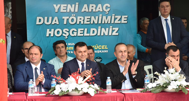 Alanya Belediyesi araç filosuna katılan 20 yeni iş makinesi ve araç, Dışişleri Bakanı Mevlüt Çavuşoğlu’nun da katımlıyla gerçekleştirilen dua töreni ile hizmete sunuldu.

Alanya Belediyesi birimlerin hizmet kapasitesini ileri seviyeye taşıyacak 20 adet yeni aracı dualar eşliğinde hizmete sundu. 

ALANYA BELEDİYESİ YENİ ARAÇLARLA HİZMET AĞINI GENİŞLETİYOR

Alanya Belediyesi Temizlik İşleri Müdürlüğü’nde organize edilen araç tanıtım toplantısına Dışişleri Bakanı Mevlüt Çavuşoğlu, Alanya Kaymakamı Dr. Hasan Tanrıseven, Alanya Belediye Başkanı Adem Murat Yücel, MHP İlçe Başkanı Hilmi Er, Ak Parti İlçe Başkanı Mustafa Berberoğlu, protokol üyeleri, Başkan yardımcıları, belediye meclis üyeleri, muhtarlar ve vatandaşlar katıldı.

YÜCEL: “103. ARACIMIZ HAYIRLI UĞURLU OLSUN”

Alanya Belediyesi bünyesine yeni katılan 20 aracın daha tanıtım toplantısında ilk sözü alan Alanya Belediye Başkanı Adem Murat Yücel, halka daha iyi hizmet için yeni araçlarla daha da büyüdüklerini söyledi. Başkan Yücel; “Bugün itibariyle Alanya Belediyesi’ne kazandırdığımız 103. İş makinesi ve aracımız. Halkımıza daha iyi daha sağlıklı hizmeti, yerinde ve zamanında verebilmek için güçlü araç ekipmanımıza yenilerini ekleyerek daha da güçleniyoruz. Araçlarımızın halkımıza hayırlı ve uğurlu olmasını temenni ediyorum. Sayın Bakanımız Mevlüt Çavuşoğlu’na da davetiyemizi kırmayarak duamıza iştirak ettiği için ayrıca teşekkür ediyorum” dedi.

BAKAN ÇAVUŞOĞLU: “BAŞKANIMIZ ALANYA’YA HİZMET ETMEK İÇİN ÇALIŞIYOR”

Dış İşleri Bakanı Mevlüt Çavuşoğlu da konuşmasında yapılan hizmetlere teşekkür ederek birlikteliğe vurgu yaptı. Bakan Çavuşoğlu; “Belediye Başkanımız Adem Murat Yücel ve ekibi, gördüğünüz gibi Alanya’mızın bütün güzide bölgelerine hizmet etmek için çaba sarf ediyorlar. Turizm sezonunda bazı sıkıntılar var. Bu nedenle Alanya’mızı daha iyi tanıtmamız lazım. Bu konuda da gerek Belediye Başkanı olarak gerek ALTAV Başkanı olarak Adem Murat Yücel, bu konuda gayretler gösteriyor.” dedi.

ÇAVUŞOĞLU: “BELEDİYE BAŞKANIMIZLA AĞABEY KARDEŞ GİBİYİZ”

Dış İşleri Bakanı Mevlüt Çavuşoğlu, önemli olanın birlikte hizmet edebilmek olduğunu vurgularken şunları kaydetti; “İşte bugün belediyemize kazandırılan yeni makine ve araçların duasını yapıyoruz. Toplamda 103 aracımız olmuş. Hizmetin partisi ve ideolojisi olmaz. Kim bu memlekete en ufak bir hizmet ettiyse Allah ondan razı olsun. Alanya Belediye Başkanımız Adem Murat Yücel ile çok iyi bir uyumumuz var. Ağabey kardeş gibiyiz. Mevkii makam gelip geçicidir. Önemli olan dostluğun kardeşliğin devam etmesi ve birlikte hizmet yapabilmektir. Bugün görüyorum ki bu anlamlı törene çok sayıda hemşerimiz katılmış. Demek ki vatandaşlarımız Belediyemizin kapasitesinin artmasından memnun ve mutluluk duyuyor” 
Alanya Belediyesi’nin bünyesine kazandırılan yeni araçların duasını Alanya Müftüsü Mustafa Topal yaparken açılış kurdelesini Dış İşleri Bakanı Mevlüt Çavuğlu, Alanya Belediye Başkanı Adem Murat Yücel ve Alanya Kaymakamı Dr. Hasan Tanrıseven, protokol üyeleri ile birlikte  kesti. Açılışın ardından Dış işleri Bakanı Mevlüt Çavuşoğlu ve Alanya Belediye Başkanı Adem Murat Yücel, araçları birlikte inceledi. 

Araç filosuna eklenen araçlar şöyle: 2 adet çöp taksinin yanı sıra, 2 adet otobüs, 1 adet su tankeri, 1 adet sepetli kamyonet, 3 adet 15 tonluk damperli kamyon, 1 adet 3,5 tonluk damperli kamyon, 3 adet iş makinesi, 5 adet otomobil ve 2 adet motosiklet.