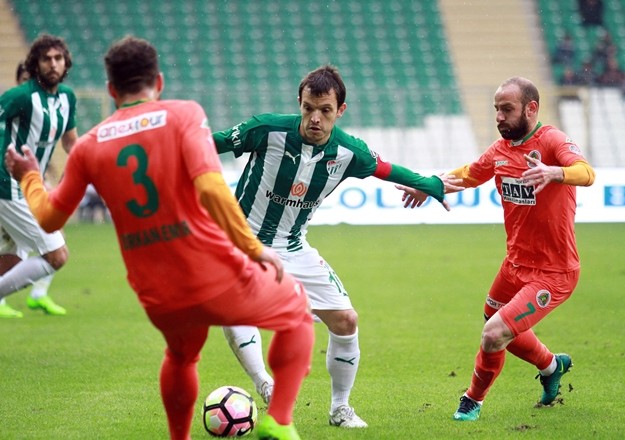 Bursaspor karşısında maçın adamı ise Efecan Karacaydı. Muhteşem bir vuruşla ilk golümüzü atan Efecan sahada ayak basmadık yer bırakmadı.