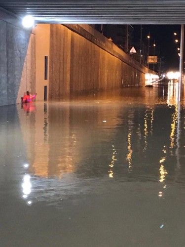 Alanya'da sabah saatlerinde başlayan ve aralıklarla yağan yağmur, akşam saatlerinde şiddetini yükselterek hayatı olumsuz etkiledi.