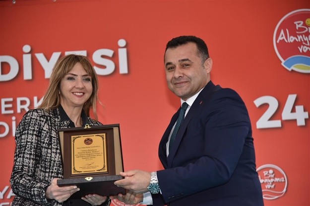 BAŞKAN YÜCEL’DEN DEMİRTAŞLILARA KÖPRÜ MÜJDESİ

Demirtaş’ın en önemli sorunlarından biri olan Demirtaş Yenidamlar Köprüsü’nün inşaatına başladıklarını müjdeleyen Belediye Başkanı Yücel, “Yıllardır “ha yıkıldı yıkılacak” denilen, vatandaşlarımızın üzerinden korkarak geçtiği, bir türlü yapılamayan bu köprüyü yapmak da bizlere nasip oldu. Vatandaşlarımızın yoğun olarak kullandığı bu köprüyü en kısa zamanda tamamlayacağız. Şimdiden Hayırlı Uğurlu Olsun.” şeklinde konuştu.