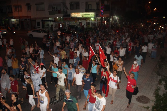 Taziye evine gelindiğinde şehit polisin akrabaları tarafından karşılanan vatandaşlar, aileye başsağlığında bulundu.