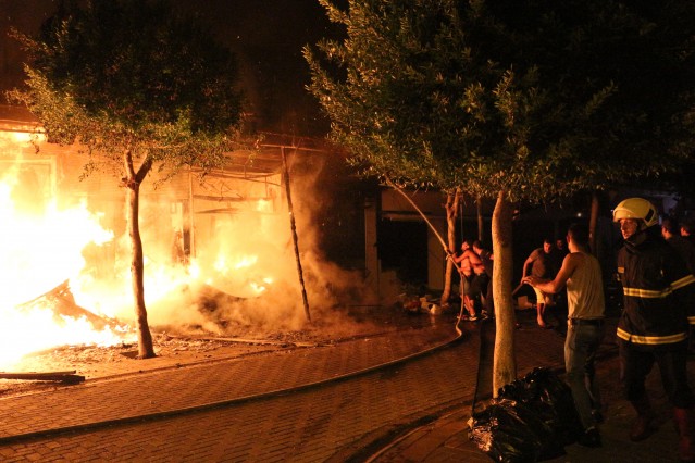 Alanya'da turistik çarşı merkezi gece yarısı 01.00 sıralarında henüz nedeni belirlenemeyen bir sebepten dolayı alev alev yandı.