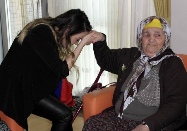 Alanya Ticaret ve Sanayi Odası Başkanı Mehmet Şahin, 8 Mart Dünya Kadınlar Günü etkinlikleri çerçevesinde, Alanya Huzurevi’ni ziyaret etti. Huzurevi sakinlerinin tek tek elini öpen Başkan Şahin, bayanlara şal, fular, ve karanfil; baylara da kravat hediye etti.

Ziyarette, ALTSO Yönetim Kurulu Üyesi Banu Okan Kavukçu ve TOBB Antalya Kadın Girişimciler Kurulu İcra Komitesi Başkan Yardımcısı Özlem Öz Kural da yer aldı. Kavukçu ve Kural da Başkan Şahin gibi huzurevi sakinleri ile birebir görüşmeler yaparak onlara moral verdiler, isteklerini dinlediler.

8 Mart Dünya Kadınlar Günü sebebiyle Alanya Huzurevi’ne bir ziyaret gerçekleştirdiklerini ifade eden Başkan Şahin, “Burada annelerimizi ve diğer tüm büyüklerimizi ziyaret ederek onlara moral vermek istedik. Hepimiz yaşlanacağız. Onlar da şu anda evlatlarından ayrılar ve gelen misafir kim olursa olsun dört gözle bekliyorlar. Burada Huzurevi Müdürümüz Esra Özarslan ve çalışanları sağ olsunlar bu ilgiye muhtaç büyüklerimize ellerinden geldiği kadar devletimizin şefkatini hissettiriyorlar. Gerçekten modern bir huzurevine sahip Alanya’mız. Bu gibi vesilelerle buradaki büyüklerimizi ziyaret ederek elimizden gelen desteği vermeye devam edeceğiz” dedi.

ÖZARSLAN’DAN ŞAHİN’E TEŞEKKÜR

Başkan Şahin’i kapıda karşılayan, Huzurevi Müdürü Esra Özarslan ise ALTSO Başkanı Mehmet Şahin’in her zaman desteğini gördüklerini söyledi. Başkan Şahin’le kısa bir görüşme gerçekleştiren Özarslan, ”Başkanımız Mehmet bey ile Banu ve Özlem hanıma nazik ziyaretlerinden dolayı çok teşekkür ederim. Huzurevi sakinlerimiz çok mutlu oldular. Sağ olsunlar ne zaman bizim yanımızdalar ve destek oluyorlar” dedi.