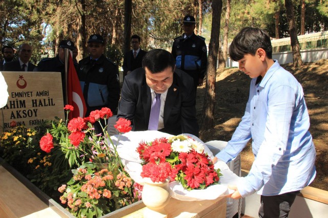Tüm yurtta olduğu gibi '18 Mart Şehitler Günü ve Çanakkale Zaferi'nin 101. Yıldönümü' programı için çeşitli etkinlikler düzenlendi.

Çanakkale Zaferi’nin 101. Yıl Dönümü ve 18 Mart Şehitleri Anma Günü etkinlikleri, saat 09.00’da Atatürk Anıtı'na Alanya Kaymakamı Dr. Hasan Tanrıseven'in çelenk sunmasıyla başladı. Atatürk Anıtı önünde düzenlenen çelenk sunumu, saygı duruşu ve İstiklal Marşı'nın okunmasının ardından, anıt önünde düzenlenen tören sona erdi.

ÖĞRENCİLERDEN 18 MART NEDENİYLE ORATORYO GÖSTERİSİ

Çanakkale Zaferi’nin 101. Yıl Dönümü ve 18 Mart Şehitleri Anma Günü etkinlikleri, Alanya Kültür Merkezi’nde düzenlenen program ile devam etti.

Atatürk Anıtı önünde düzenlenen törenden sonra, törene katılanlar Alanya Kültür Merkezi A Salonuna geçerek, Milli Eğitim Müdürlüğü tarafından koordine edilen Çanakkale Zaferi Programını izlediler. Programın açılış konuşmasını Şehit Abdullah Ümit Sercan Anadolu Lisesi Müdürü Mevlüt Uysal yaptı. Günün anlam ve önemini belirten konuşmayı yapan Şehit Abdullah Ümit Sercan Anadolu Lisesi Tarih öğretmeni Şükrü Cihan Ercin'in ardından, Şehit Abdullah Ümit Sercan Anadolu Lisesi Kültür Edebiyat Kulübü öğrencileri, "Çanakkale Geçilmez – Çanakkale'den Ankara’ya" adlı Oratoryo gösterisi sergilediler.

TANRISEVEN VE PROTOKOL ÜYELERİNDEN ŞEHİTLERE ZİYARET

Alanya Kültür Merkezi A Salonunda düzenlenen törenin ardından, Alanya Kaymakamı Dr. Hasan Tanrıseven, protokole mensup üyeler ve şehit yakınları ile birlikte İlçe Şehitliği'ni ziyaret ettiler. Alanya Kaymakamı Dr. Hasan Tanrıseven, şehitlik özel defterini imzalayarak şehit mezarlarına el çelengi bıraktı. Şehit mezarları ziyaret edildikten sonra İlçe Müftülük görevlileri tarafından şehitlerimizin ruhuna dualar okundu.

TANRISEVEN ŞEHİT YAKINLARI İLE YAKINDAN İLGİLENDİ

Alanya Kaymakamı Dr. Hasan Tanrıseven, İlçe Şehitliği'ni ziyareti esnasında, şehit yakınları ile bir süre sohbet edip, herhangi bir isteklerinin olup olmadığını sordu. Ziyarette, şehitler rahmet ve minnetle anılırken duygu dolu anlar yaşandı.
