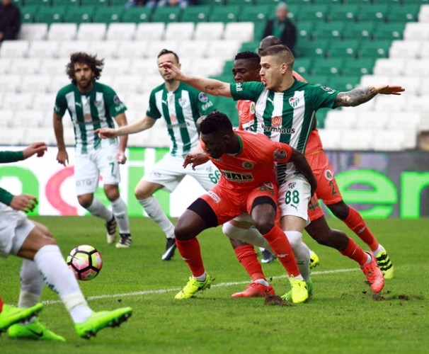 Bursaspor hücum oyuncuları bu defa hata yapmayan Alanyaspor savunması karşısında kayboldular.