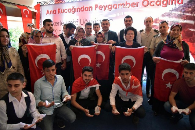 ASKER ADAYLARININ ELLERİNE KINA YAKILDI