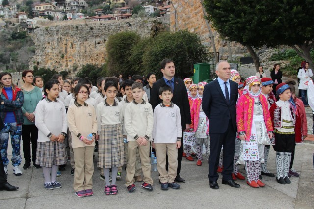 Atatürk'ün Alanya'ya gelişinin 81. yıldönümü törenlerle kutlandı. Törende bir konuşma yapan Alanya Kaymakamı Dr. Hasan Tanrıseven, ''Atatürk'ün gösterdiği doğrultuda önder ülke olmak için var gücümüzle çalışacağız'' dedi.

Atatürk’ün Alanya’ya gelişinin 81. yıldönümü kutlama programı, İskele'deki Atatürk Anıtı'na çelenk sunumu ve İstiklal Marşı'nın okunmasıyla başladı. Alanya Kaymakamı Dr. Hasan Tanrıseven, kutlama programında katılımcı öğrencilere, öğretmenlere ve protokol üyelerine yaptığı konuşmasında Cumhuriyetin Kurucusu Ulu Önder Mustafa Kemal Atatürk’ün 81 yıl önce Alanya'ya geldiğini belirterek Atatürk ve silah arkadaşlarını, vatan için şahadet mertebesine erişenleri şükranla andığını ifade etti.

KAYMAKAM TANRISEVEN ''TÜRK TURİZMİNİN YILDIZI OLAN ALANYA'MIZI DAHA DA ÇOK PARLATMAK ÇALIŞMALARIMIZI SÜRDÜRECEĞİZ''

Alanya Kaymakamı Dr. Hasan Tanrıseven konuşmasının devamında şunları kaydetti: '' Bugün Cumhuriyetimizin kurucusu Ulu Önder Atatürk'ün Alanya'ya gelişinin 81. yıldönümünü kutluyoruz. Ulu Önder Atatürk'ün bizlere gösterdiği yol doğrultusunda çalışmalarımızı sürdüreceğiz. Sevgili gençler; Atatürk'ün bizlere gösterdiği muasır medeniyet seviyesine ulaşmak için daha çok çalışacağız. Bu çalışmaları elbirliği ile yapacağız ki bu coğrafyada, Türkiye Cumhuriyeti en güçlü ve önder ülke olmaya devam edecektir. Geçmişe baktığımız zaman Türkiye'nin, Antalya'nın ve Alanya'mızın çok daha iyi yerlere geldiğini görüyorum. Ama bununla yetinmeyeceğiz ve önder ülke olmak için var gücümüzle çalışmalarımızı sürdüreceğiz. Olaylardan, bir takım aksaklıklardan asla yılmayacağız. 	Dünkü terör saldırısında olduğu gibi bu gibi olaylar bizim geleceğe endişe ile bakmamıza değil aksine daha çok bilenmemize ülkemizi sevmemize ve birbirimize kenetlenmemize vesile olacaktır. Ankara'daki saldırıda hayatlarını kaybeden Türk Silahlı Kuvvetleri Mensuplarına ve vatandaşlarımıza Allah'tan rahmet diliyorum. İnşallah el birliği ile çalışmalarımızı sürdürerek ülkemizi iyi bir yerlere getirme gayreti içerisinde olacağız. Türk turizminin yıldızı olan Alanya'mızı daha da çok parlatmak için Atatürk'ün gösterdiği doğrultuda çalışmalarımızı sürdüreceğiz.''

Alanya Belediye Başkan Vekili Mehmet Kula yaptığı konuşmada, Ankara’da dün gerçekleşen Terör saldırısını kınayarak sözlerine başladı. Belediye Başkan Vekili Kula, medeniyetlere ev sahipliği yapmış olan Alanya’yı 18 Şubat 1935’te ziyaret eden Ulu Önder Atatürk’ü büyük bir özlemle andıklarını belirterek birlik ve beraberlik içinde olunması gerektiğini söyledi.

Hasan Çolak Anadolu Lisesi Tarih öğretmeni Raşit Fehmi Raşitoğlu’nun günün anlam ve önemini belirten konuşmasının ardından Atatürk’ün Alanya’ya gelişi ile ilgili şiirleri; Hayate Hanım Ortaokulu ve Fevzi Alaettinoğlu Anadolu Lisesi öğrencileri tarafından okundu. Protokol, misafir ve öğrencilerin Atatürk Evi’ni gezmesiyle devam eden kutlama programı, saat 10.30'da da Atatürk’ün Alanya’ya gelişi ile ilgili kros yarışmasının ve Türkiye Atletizm Federasyonunun programında yer alan Atletizmi Geliştirme Yarışmasının düzenlenmesi ile son buldu.