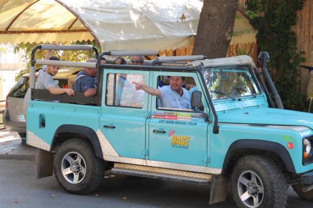 ALTİD’in BAKA finansörlüğünde başlattığı projenin iştirakçileri Alanya Belediyesi, ALDOSK ve ALTAV’dır. Alanya yürüyüş, bisiklet ve off-road parkurlarının belirlenerek çizilen harita ile proje kapsamında Alanya doğuda Syedra ve Laertes antik kentlerinden kuzeydoğuda Akdağ Kayak Merkezi, Oba – Alacami, Kızılalan, Aksaray, Basırlı, Mahmutseydi, Türktaş, Süleymanlar, Gümüşgöze, Burçaklar, Karamanlar, Gedevet, batıda Alara Han, Hamaxia, kuzeyde Küçük Ayasofya tarihi alanı, güneyde Alanya merkezi, Karayolları Mevkii’ni içine alan 56 km genişliği 40 km derinliği ile toplam 2.240 km2’lik alanda birbiri ile bağlanabilen mevcut yollarda trekking, bisiklet ve off-road güzergahları Alanya merkezden başlayarak parkur haritalı bilgilendirme panoları, km’li proje yönlendirme levhaları, yüksek ve dik noktalarda işaret çubukları, dağ bisikleti organizasyonunun da gerçekleştiği Kızılalan Mevkii’nde (2 adet) geçiş köprüleri, bir adedi Cebelireis yamaç paraşütü takeoff noktası, diğeri de Hıdırelles Kilisesi üstü Yasır Ali Mevkii’ne Alanya panoramik manzara seyir/gözetleme/buluşma amaçlı yapılan 2 kule konulmuştur. 19 yürüyüş/trekking, bisiklet ve off-road/araç parkur güzergahları, 12’si sadece yürüyüş/trekking parkur güzergahları olmak üzere toplamda 31 rota belirlenmiştir.