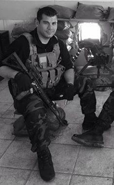 Aslen Konya Dedem'li olan, Hamburg'da doğup Alanya'da büyüyen Özel Harekatçı Coşkun Nazilli şehit oldu ve ardında bir çok güzel anı bıraktı.


Nusaybin'de çatışmalar sırasında, patlama anında ağır yaralanan ve kaldırıldığı hastanede şehit olan Özel Harekatçı Coşkun Nazilli, Nusaybin'e dilekçe vererek gönüllü olarak gitmişti. Bugün sabah saatlerinde şehit haberini alan Alanya Kadıpaşa Mahallesi'nde yaşayan aile fertler duyduklarına inanamadılar ve fenalık geçirdiler. 

Liseyi Alanya Lisesi'nde okuyan Coşkun Nazilli, o yıllarda bol kahkaha atan, neşeli biri olarak biliniyordu. Arkadaşlarının o yıllarda dediğine göre; aktif olarak spor ile ilgilenen ve sigara, alkol bağımlılığı asla olmayan bir kişiydi.

Coşkun Nazilli'nin 1 küçük bir oğlu ve kızı vardı.  Göktürk Nazilli ve Gökçe Nazilli... Babalarına son mektubunda 'seni çok seviyoruz baba, seni çok özledik' oldu.

Alanya'ya Şehit Abdullah Ümit Sercan'ı elleriyle getirmişti. Üzüntüsünün tarifi yoktu.

Ve Coşkun Nazilli, 1991 yılında Alanya'nın ilk triatleti olarak Avrupalı sporculara kök söktürmüştü.