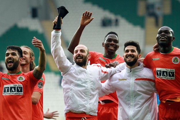 Maç Sonu Alanyaspor'lu futbolcular taraftarı ile 3 puanın coşkusunu yaşadılar.