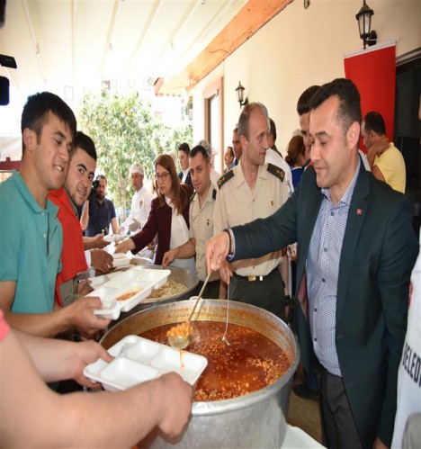 Başkan Yücel Alanyalı askerlerin kınasını yaktı