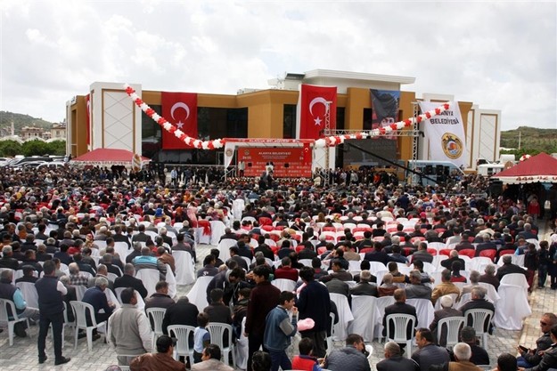 “ALANYA’YI BÜYÜK PROJELERDLE BULUŞTURDUK”

“Alanya için hayal denilen projeleri gerçeğe dönüştürmeye devam ettiklerini belirten Belediye Başkanı Yücel, “Yapılamaz denilen işleri yapıyoruz. Büyük Alanya’yı Büyük projelerle buluşturuyoruz. Unesco Dünya Kültür Mirası adayı olan Alanya Kalesi’nin doğal ve tarihi yapısını korumak için, Alanya Kalesi’nin ulaşım ve trafik problemine en iyi çözüm olan teleferiği 35 Milyon TL’lik bir yatırımla geçeğe dönüştürdük. 

Belediye Hizmet Binası inşaatımız hızla yükseliyor. Yaklaşık 70 milyonluk bir yatırım olan Belediye Hizmet Binamızı, 16 ay gibi kısa bir sürede tamamlayıp, hizmete açacağız. 
Toslak Mahallemizde 94 dönümlük bir alana Güneş Enerji Santrali kurduk ve 11 Temmuzdan beri elektrik üretiyoruz. Ürettiğimiz elektriği satıyoruz ve elde ettiğimiz gelirle belediyemizin tüm elektrik ihtiyacını fazlasıyla karşılıyoruz.”

“23 NİSAN’DA DEVLET BAHÇELİ SOSYAL YAŞAM ALANINI AÇACAĞIZ”

“Alanya’ya kazandırdığımız bir diğer önemli tesis olan Devlet Bahçeli Sosyal Yaşam Alanı’nın 23 Nisan Ulusal Egemenlik ve Çocuk Bayramı’nda açılışını gerçekleştireceğiz. Herkesin gıpta ile baktığı, eşi benzeri olmayan bir kent meydanı kazandırmak için çalışmalarımız devam ediyor. İnşallah 2018 yılı içinde ihalesini gerçekleştirip, ilk kazmayı vuracağız. Saray Mahallemizde Kapalı Halk Pazarı ve Oba Mahallemizde Cenaze Hizmetleri Binası inşaatlarını tamamladık.”

“BATIYA KONAKLI VE GÜNEY DÜĞÜN SALONLARINI KAZANDIRACAĞIZ”

“Batı mahallelerimizde de 2018 yılında hizmetlerimizi katlayarak arttıracağız. Güney Düğün Salonumuzun inşaatına başladık. Konaklı Düğün Salonu’nun da ihalesi biter bitmez temelini atacağız. Çayarası Yaylamızda çalışmalarına başladığımız Ticaret Merkezinin bu yaz açılışını gerçekleştireceğiz. Hizmetlerimizle altın çağını yaşayan Alanya’yı, refah seviyesi yüksek, mutlu insanların yaşadığı, örnek alınan bir şehir yapmak için çalışıyoruz” dedi.

“MADDİ MANEVİ KATKI SAĞLAYAN HERKESE TEŞEKKÜR EDERİM”

Başkan Yücel açılış konuşmasını şu sözlerle tamamladı: 
“Kültür Merkezi’mizin yapımına maddi ve manevi katkı sağlayan Kültür ve Turizm Bakanlığı Yatırım İşletmeler Genel Müdürlüğüne, Antalya İl Kültür ve Turizm Müdürlüğü’ne ve MHP Antalya Milletvekilimiz Sayın Mehmet Günal’a teşekkürü bir borç bilirim. Kültür Merkezi’nin hiçbir bedel istemeden mimari projesini çizen Belediye Meclis Üyemiz ve Yüksek Mimar Melike Nazifoğlu’na, başından bu yana projeyle ilgili çalışmaları yürüten değerli belediye çalışanlarıma sizlerin huzurunda teşekkür ederim.
Açılışımızda bizi yalnız bırakmayan protokol üyelerimize, vatandaşlarımıza ve tüm misafirlerimize de ayrıca teşekkür ederim” dedi.

MEHMET GÜNAL: “ÜRETKEN BELEDİYECİLİĞİN EN GÜZEL ÖRNEĞİNİ BAŞKAN YÜCEL GÖSTERDİ”

Belediye Başkanı Adem Murat Yücel’in ardından kürsüye gelen MHP Antalya Milletvekili Mehmet Günal, Alanya Belediye Başkanı Adem Murat Yücel’in yaptığı hizmet ve yatırımlarla üretken belediyecilik alanında diğer belediyeler örnek olduğunu söyledi. Milletvekili Günal; “Başkan Yücel, örnek bir belediyecilik sergiliyor. Biz Alanya’yı diğer belediyelerimize örnek gösteriyoruz. Bu tesis ve önümüzdeki günlerde açılışı yapılacak tesisler Alanya’ya yeni güzellikler katacak. Adem Başkanımız sizlere hizmetlerin en iyisini sunuyor. Başkan sizden destek istedi, siz de O’ndan hizmet; siz desteği verdiniz O da size hizmeti verdi. Belediye Başkanımıza ve katkı sağlayan herkese teşekkür ederim” ifadelerini kullandı.

BAŞKAN YÜCEL VE MECLİ ÜYESİ NAZİFOĞLU’NA PLAKETLİ TEŞEKKÜR

Törenin ardından bölgesine kazandırılan bu dev proje için Demirtaş Muhtarı Ramazan Mecek ve Muhtarlar Derneği Başkanı Hasan Yüksel tarafından Belediye Başkanı Yücel’e, teşekkür plaketi takdim edildi. Belediye Başkanı Adem Murat Yücel ise merkezin projesini hazırlayan Yüksek Mimar ve Belediye Meclis Üyesi Melike Nazifoğlu’na emeği için bir kez daha teşekkür ederek plaket sundu.

Alanya Müftüsü Mustafa Topal’ın yaptığı duanın ardından Demirtaş Kültür Merkezi halkın hizmetine sunuldu. Başkan Yücel, davetlilere merkezi gezdirerek düzenlenecek etkinliklerle ilgili bilgi verdi, konukların sorularını yanıtladı.