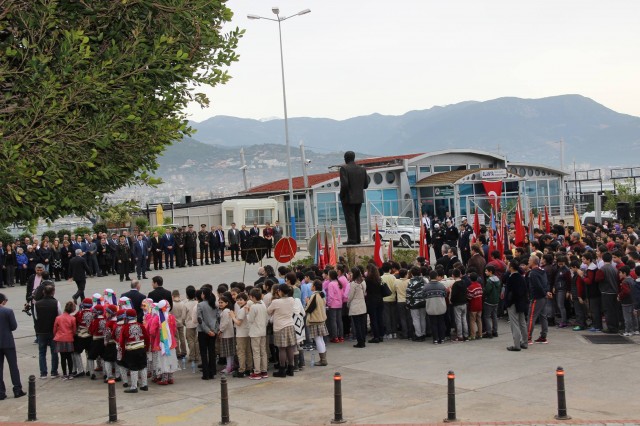 Atatürk'ün Alanya'ya gelişinin 81. yıldönümü törenlerle kutlandı. Törende bir konuşma yapan Alanya Kaymakamı Dr. Hasan Tanrıseven, ''Atatürk'ün gösterdiği doğrultuda önder ülke olmak için var gücümüzle çalışacağız'' dedi.

Atatürk’ün Alanya’ya gelişinin 81. yıldönümü kutlama programı, İskele'deki Atatürk Anıtı'na çelenk sunumu ve İstiklal Marşı'nın okunmasıyla başladı. Alanya Kaymakamı Dr. Hasan Tanrıseven, kutlama programında katılımcı öğrencilere, öğretmenlere ve protokol üyelerine yaptığı konuşmasında Cumhuriyetin Kurucusu Ulu Önder Mustafa Kemal Atatürk’ün 81 yıl önce Alanya'ya geldiğini belirterek Atatürk ve silah arkadaşlarını, vatan için şahadet mertebesine erişenleri şükranla andığını ifade etti.

KAYMAKAM TANRISEVEN ''TÜRK TURİZMİNİN YILDIZI OLAN ALANYA'MIZI DAHA DA ÇOK PARLATMAK ÇALIŞMALARIMIZI SÜRDÜRECEĞİZ''

Alanya Kaymakamı Dr. Hasan Tanrıseven konuşmasının devamında şunları kaydetti: '' Bugün Cumhuriyetimizin kurucusu Ulu Önder Atatürk'ün Alanya'ya gelişinin 81. yıldönümünü kutluyoruz. Ulu Önder Atatürk'ün bizlere gösterdiği yol doğrultusunda çalışmalarımızı sürdüreceğiz. Sevgili gençler; Atatürk'ün bizlere gösterdiği muasır medeniyet seviyesine ulaşmak için daha çok çalışacağız. Bu çalışmaları elbirliği ile yapacağız ki bu coğrafyada, Türkiye Cumhuriyeti en güçlü ve önder ülke olmaya devam edecektir. Geçmişe baktığımız zaman Türkiye'nin, Antalya'nın ve Alanya'mızın çok daha iyi yerlere geldiğini görüyorum. Ama bununla yetinmeyeceğiz ve önder ülke olmak için var gücümüzle çalışmalarımızı sürdüreceğiz. Olaylardan, bir takım aksaklıklardan asla yılmayacağız. 	Dünkü terör saldırısında olduğu gibi bu gibi olaylar bizim geleceğe endişe ile bakmamıza değil aksine daha çok bilenmemize ülkemizi sevmemize ve birbirimize kenetlenmemize vesile olacaktır. Ankara'daki saldırıda hayatlarını kaybeden Türk Silahlı Kuvvetleri Mensuplarına ve vatandaşlarımıza Allah'tan rahmet diliyorum. İnşallah el birliği ile çalışmalarımızı sürdürerek ülkemizi iyi bir yerlere getirme gayreti içerisinde olacağız. Türk turizminin yıldızı olan Alanya'mızı daha da çok parlatmak için Atatürk'ün gösterdiği doğrultuda çalışmalarımızı sürdüreceğiz.''

Alanya Belediye Başkan Vekili Mehmet Kula yaptığı konuşmada, Ankara’da dün gerçekleşen Terör saldırısını kınayarak sözlerine başladı. Belediye Başkan Vekili Kula, medeniyetlere ev sahipliği yapmış olan Alanya’yı 18 Şubat 1935’te ziyaret eden Ulu Önder Atatürk’ü büyük bir özlemle andıklarını belirterek birlik ve beraberlik içinde olunması gerektiğini söyledi.

Hasan Çolak Anadolu Lisesi Tarih öğretmeni Raşit Fehmi Raşitoğlu’nun günün anlam ve önemini belirten konuşmasının ardından Atatürk’ün Alanya’ya gelişi ile ilgili şiirleri; Hayate Hanım Ortaokulu ve Fevzi Alaettinoğlu Anadolu Lisesi öğrencileri tarafından okundu. Protokol, misafir ve öğrencilerin Atatürk Evi’ni gezmesiyle devam eden kutlama programı, saat 10.30'da da Atatürk’ün Alanya’ya gelişi ile ilgili kros yarışmasının ve Türkiye Atletizm Federasyonunun programında yer alan Atletizmi Geliştirme Yarışmasının düzenlenmesi ile son buldu.