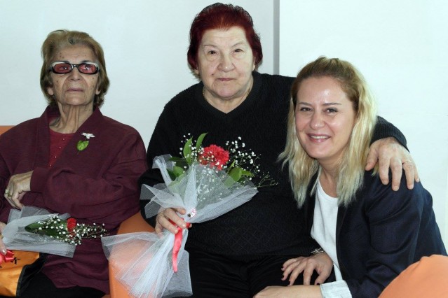 Alanya Ticaret ve Sanayi Odası Başkanı Mehmet Şahin, 8 Mart Dünya Kadınlar Günü etkinlikleri çerçevesinde, Alanya Huzurevi’ni ziyaret etti. Huzurevi sakinlerinin tek tek elini öpen Başkan Şahin, bayanlara şal, fular, ve karanfil; baylara da kravat hediye etti.

Ziyarette, ALTSO Yönetim Kurulu Üyesi Banu Okan Kavukçu ve TOBB Antalya Kadın Girişimciler Kurulu İcra Komitesi Başkan Yardımcısı Özlem Öz Kural da yer aldı. Kavukçu ve Kural da Başkan Şahin gibi huzurevi sakinleri ile birebir görüşmeler yaparak onlara moral verdiler, isteklerini dinlediler.

8 Mart Dünya Kadınlar Günü sebebiyle Alanya Huzurevi’ne bir ziyaret gerçekleştirdiklerini ifade eden Başkan Şahin, “Burada annelerimizi ve diğer tüm büyüklerimizi ziyaret ederek onlara moral vermek istedik. Hepimiz yaşlanacağız. Onlar da şu anda evlatlarından ayrılar ve gelen misafir kim olursa olsun dört gözle bekliyorlar. Burada Huzurevi Müdürümüz Esra Özarslan ve çalışanları sağ olsunlar bu ilgiye muhtaç büyüklerimize ellerinden geldiği kadar devletimizin şefkatini hissettiriyorlar. Gerçekten modern bir huzurevine sahip Alanya’mız. Bu gibi vesilelerle buradaki büyüklerimizi ziyaret ederek elimizden gelen desteği vermeye devam edeceğiz” dedi.

ÖZARSLAN’DAN ŞAHİN’E TEŞEKKÜR

Başkan Şahin’i kapıda karşılayan, Huzurevi Müdürü Esra Özarslan ise ALTSO Başkanı Mehmet Şahin’in her zaman desteğini gördüklerini söyledi. Başkan Şahin’le kısa bir görüşme gerçekleştiren Özarslan, ”Başkanımız Mehmet bey ile Banu ve Özlem hanıma nazik ziyaretlerinden dolayı çok teşekkür ederim. Huzurevi sakinlerimiz çok mutlu oldular. Sağ olsunlar ne zaman bizim yanımızdalar ve destek oluyorlar” dedi.