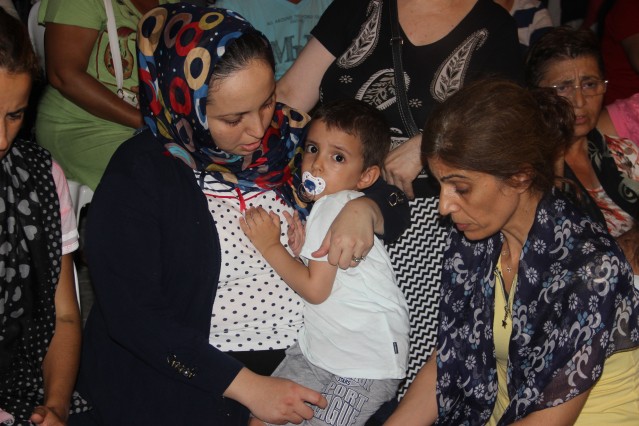 Taziye çadırına kucağında küçük oğlu Cengizhan ile gelen Aysun Aksoy, başsağlığına gelenlere teşekkür etti.