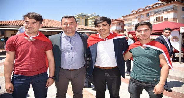 Alanya Belediye Başkanı Adem Murat Yücel, konuşmasının ardından askere gidecek 1997 tertip asker adaylarına anneleri ile birlikte kınalarını yaktı. Kına töreninin ardından kürsüye gelen asker adayı Mevlüt Ünal, 1997 tertip askerler adına yaptığı konuşmasıyla ayakta alkışlandı.