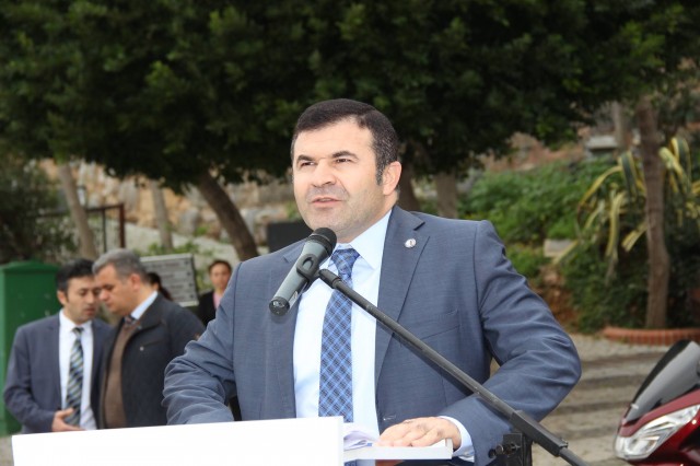 Atatürk'ün Alanya'ya gelişinin 81. yıldönümü törenlerle kutlandı. Törende bir konuşma yapan Alanya Kaymakamı Dr. Hasan Tanrıseven, ''Atatürk'ün gösterdiği doğrultuda önder ülke olmak için var gücümüzle çalışacağız'' dedi.

Atatürk’ün Alanya’ya gelişinin 81. yıldönümü kutlama programı, İskele'deki Atatürk Anıtı'na çelenk sunumu ve İstiklal Marşı'nın okunmasıyla başladı. Alanya Kaymakamı Dr. Hasan Tanrıseven, kutlama programında katılımcı öğrencilere, öğretmenlere ve protokol üyelerine yaptığı konuşmasında Cumhuriyetin Kurucusu Ulu Önder Mustafa Kemal Atatürk’ün 81 yıl önce Alanya'ya geldiğini belirterek Atatürk ve silah arkadaşlarını, vatan için şahadet mertebesine erişenleri şükranla andığını ifade etti.

KAYMAKAM TANRISEVEN ''TÜRK TURİZMİNİN YILDIZI OLAN ALANYA'MIZI DAHA DA ÇOK PARLATMAK ÇALIŞMALARIMIZI SÜRDÜRECEĞİZ''

Alanya Kaymakamı Dr. Hasan Tanrıseven konuşmasının devamında şunları kaydetti: '' Bugün Cumhuriyetimizin kurucusu Ulu Önder Atatürk'ün Alanya'ya gelişinin 81. yıldönümünü kutluyoruz. Ulu Önder Atatürk'ün bizlere gösterdiği yol doğrultusunda çalışmalarımızı sürdüreceğiz. Sevgili gençler; Atatürk'ün bizlere gösterdiği muasır medeniyet seviyesine ulaşmak için daha çok çalışacağız. Bu çalışmaları elbirliği ile yapacağız ki bu coğrafyada, Türkiye Cumhuriyeti en güçlü ve önder ülke olmaya devam edecektir. Geçmişe baktığımız zaman Türkiye'nin, Antalya'nın ve Alanya'mızın çok daha iyi yerlere geldiğini görüyorum. Ama bununla yetinmeyeceğiz ve önder ülke olmak için var gücümüzle çalışmalarımızı sürdüreceğiz. Olaylardan, bir takım aksaklıklardan asla yılmayacağız. 	Dünkü terör saldırısında olduğu gibi bu gibi olaylar bizim geleceğe endişe ile bakmamıza değil aksine daha çok bilenmemize ülkemizi sevmemize ve birbirimize kenetlenmemize vesile olacaktır. Ankara'daki saldırıda hayatlarını kaybeden Türk Silahlı Kuvvetleri Mensuplarına ve vatandaşlarımıza Allah'tan rahmet diliyorum. İnşallah el birliği ile çalışmalarımızı sürdürerek ülkemizi iyi bir yerlere getirme gayreti içerisinde olacağız. Türk turizminin yıldızı olan Alanya'mızı daha da çok parlatmak için Atatürk'ün gösterdiği doğrultuda çalışmalarımızı sürdüreceğiz.''

Alanya Belediye Başkan Vekili Mehmet Kula yaptığı konuşmada, Ankara’da dün gerçekleşen Terör saldırısını kınayarak sözlerine başladı. Belediye Başkan Vekili Kula, medeniyetlere ev sahipliği yapmış olan Alanya’yı 18 Şubat 1935’te ziyaret eden Ulu Önder Atatürk’ü büyük bir özlemle andıklarını belirterek birlik ve beraberlik içinde olunması gerektiğini söyledi.

Hasan Çolak Anadolu Lisesi Tarih öğretmeni Raşit Fehmi Raşitoğlu’nun günün anlam ve önemini belirten konuşmasının ardından Atatürk’ün Alanya’ya gelişi ile ilgili şiirleri; Hayate Hanım Ortaokulu ve Fevzi Alaettinoğlu Anadolu Lisesi öğrencileri tarafından okundu. Protokol, misafir ve öğrencilerin Atatürk Evi’ni gezmesiyle devam eden kutlama programı, saat 10.30'da da Atatürk’ün Alanya’ya gelişi ile ilgili kros yarışmasının ve Türkiye Atletizm Federasyonunun programında yer alan Atletizmi Geliştirme Yarışmasının düzenlenmesi ile son buldu.