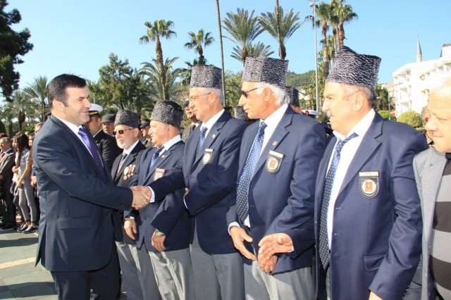 Tüm yurtta olduğu gibi '18 Mart Şehitler Günü ve Çanakkale Zaferi'nin 101. Yıldönümü' programı için çeşitli etkinlikler düzenlendi.

Çanakkale Zaferi’nin 101. Yıl Dönümü ve 18 Mart Şehitleri Anma Günü etkinlikleri, saat 09.00’da Atatürk Anıtı'na Alanya Kaymakamı Dr. Hasan Tanrıseven'in çelenk sunmasıyla başladı. Atatürk Anıtı önünde düzenlenen çelenk sunumu, saygı duruşu ve İstiklal Marşı'nın okunmasının ardından, anıt önünde düzenlenen tören sona erdi.

ÖĞRENCİLERDEN 18 MART NEDENİYLE ORATORYO GÖSTERİSİ

Çanakkale Zaferi’nin 101. Yıl Dönümü ve 18 Mart Şehitleri Anma Günü etkinlikleri, Alanya Kültür Merkezi’nde düzenlenen program ile devam etti.

Atatürk Anıtı önünde düzenlenen törenden sonra, törene katılanlar Alanya Kültür Merkezi A Salonuna geçerek, Milli Eğitim Müdürlüğü tarafından koordine edilen Çanakkale Zaferi Programını izlediler. Programın açılış konuşmasını Şehit Abdullah Ümit Sercan Anadolu Lisesi Müdürü Mevlüt Uysal yaptı. Günün anlam ve önemini belirten konuşmayı yapan Şehit Abdullah Ümit Sercan Anadolu Lisesi Tarih öğretmeni Şükrü Cihan Ercin'in ardından, Şehit Abdullah Ümit Sercan Anadolu Lisesi Kültür Edebiyat Kulübü öğrencileri, "Çanakkale Geçilmez – Çanakkale'den Ankara’ya" adlı Oratoryo gösterisi sergilediler.

TANRISEVEN VE PROTOKOL ÜYELERİNDEN ŞEHİTLERE ZİYARET

Alanya Kültür Merkezi A Salonunda düzenlenen törenin ardından, Alanya Kaymakamı Dr. Hasan Tanrıseven, protokole mensup üyeler ve şehit yakınları ile birlikte İlçe Şehitliği'ni ziyaret ettiler. Alanya Kaymakamı Dr. Hasan Tanrıseven, şehitlik özel defterini imzalayarak şehit mezarlarına el çelengi bıraktı. Şehit mezarları ziyaret edildikten sonra İlçe Müftülük görevlileri tarafından şehitlerimizin ruhuna dualar okundu.

TANRISEVEN ŞEHİT YAKINLARI İLE YAKINDAN İLGİLENDİ

Alanya Kaymakamı Dr. Hasan Tanrıseven, İlçe Şehitliği'ni ziyareti esnasında, şehit yakınları ile bir süre sohbet edip, herhangi bir isteklerinin olup olmadığını sordu. Ziyarette, şehitler rahmet ve minnetle anılırken duygu dolu anlar yaşandı.