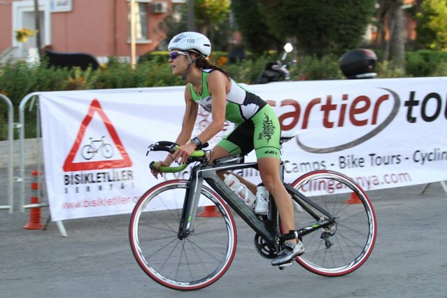 Türkiye de ikinci kez Alanya da gerçekleştirilen 2015 Triathlon Itu World Cup Dünya Kupası Galip Dere Plajı’nda başladı. Olimpik mesafe yaş grupları startı ile başlayan ve Pazar günü sona erecek yarışlara, 332 sporcu katılıyor.