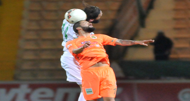 Alanyaspor, Karşıyaka karşısında 2-0'lık skor avantajını koruyamadı, Adana Demirspor maçında olduğu gibi yine son dakika yediği golle hem 2 puandan hemde liderlikten oldu. 

PTT 1. Lig'in 24. haftasında oynanan karşılaşmada Multigroup Alanyaspor sahasında Karşıyaka ile 2-2 berabere kaldı. 

STAT: Alanya Oba Stadı

HAKEMLER: Süleyman Abay, Gökmen Olgaç, Candaş Elbil

MULTİGROUP ALANYASPOR: Haydar- Yasin, Ahmet, Sezer, Kerem Can, Timuçin, Emre, Tayfur (Dk.78 Perovic), Barış (Dk.55 Caner), Sinan (Dk.84 Efecan), Ayite

KARŞIYAKA: Behram- Zeki, Tayfun (Dk.60 Şahin), Ömer Can, Tisdell, Can (Dk.68 Mahmut), Youssef, Efe Halil, Mustafa, Berkay Can, İbrahim (Dk.46 Gökhan)

GOLLER: Dk.1 Sinan, Dk.45 Timuçin (MultigroupAlanyaspor), Dk.51 Youssef, Dk.89 Gökhan (Karşıyaka)

KIRMIZI KART: Dk.90 Ayite (MultigroupAlanyaspor)

SARI KARTLAR: Sinan, Barış, Emre (MultigroupAlanyaspor), Can, Youssef, Ömer Can, Behram (Karşıyaka)

Karşılaşmanın 20. saniyesinde turuncu yeşilliler faul atışını çabuk kullandı. Tayfur’un pasında Sinan kaleciyi çalımlayarak topu ağlarla buluşturdu: 1-0. 18. dakikada Kerem Can’ın ortasında Tayfur kafa vurdu, top auta çıktı. 20. dakikada Zeki’nin ortaladığı topta Tisdell’in kafa vuruşu az farkla auta gitti. 21. dakikada Tisdell’in uzaktan sert şutunu Haydar son anda kornere çeldi. 30. dakikada Kerem Can’ın ortasında savunmadan dönen topa bu oyuncu ayağının dışıyla sert vurdu top direğin üstünden auta gitti. 35. dakikada Yasin sağ kanattan ceza alanına sokuldu. Bu oyuncunun içeriye sert çevirdiği topu Tayfur güçlükle kontrol etti ancak tehlikeyi savunma uzaklaştırdı. 37. dakikada Ayite, Tayfur’dan aldığı pasla uzaktan sert vurdu ancak top az farkla auta çıktı. 41. dakikada topu rakibinden kurtaran Barış geriden gelen Tayfur’un önüne bıraktı. Bu oyuncunun şutunu kaleci güçlükle kornere çeldi. 45. dakikada gelişen ani atakta Kerem Can’ın soldan ortasına Ayite kayarak vurdu, direkten dönen topu Timuçin ağlarla buluşturdu: 2-0. Karşılaşmanın ilk yarısı 2-0 turuncu yeşilli takımın üstünlüğüyle tamamlandı. 

50. dakikada Emre'nin pasında savunmanın arasında topu kontrol eden Sinan dönerek kaleyi vurdu kaleci Behram gole izin vermedi. 51. dakikada Youssef uzaktan vurdu, yerden giden top köşeden filelere gitti: 2-1. 63. dakikada Emre topu rakibinden kurtararak Ayite'ye verdi. Ceza alanına giren Ayite açısını kaybetti ancak sağ çaprazdan kaleye vurdu. Top yan ağlarda kaldı. 83. Dakikada Youssef’in ortasında Gökhan’ın kafa vuruşu üstten auta gitti. 88. Dakikada Efecan’ın pasında savunmanın arasında topla buluşan Perovic bekletmeden kaleye vurdu ancak top az farkla yandan auta gitti. 89. dakikada turuncu yeşilli savunma topu ceza yayında kaptırdı. Solda boşta kalan Gökhan sert bir vuruşla topu Haydar’ın solundan filelere gönderdi: 2-2. 90. Dakikada rakibine faul yapan Ayite kırmızı kartla oyundan atıldı. 90+5. dakikada Efecan rakibinden sıyrılarak topu Emre’ye aktardı. Bu oyuncu uydun durumda kaleye vurmak yerine pas vermeyi tercih edince top auta gitti. Karşılaşma 2-2 berabere sona erdi. 

İşte PTT 1.Lig Puan Durumu

1.ADANASPOR A.Ş.		41
2.MULTIGROUP ALANYASPOR		40
3.KARDEMİR KARABÜKSPOR		40
4.ADANA DEMİRSPOR		39
5.GİRESUNSPOR		        36
6.VARTAŞ ELAZIĞSPOR		36
7.BALIKESİRSPOR           	33
8.GÖZTEPE A.Ş.		        33
9.GAZİANTEP B.Ş. BLD.SPOR	32
10.ALTINORDU A.Ş.		32
11.BOLUSPOR	        	32
12.SAMSUNSPOR           	31
13.ALİMA YENİ MALATYASPOR	28
14.ŞANLIURFASPOR		25
15.1461 TRABZON		        23
16.KAYSERİ ERCİYESSPOR		21
17.DENİZLİSPOR          	21
18.KARŞIYAKA	        	19

Ceza Puanı Alan Takımlar

Takım Adı	Ceza Puanı

SAMSUNSPOR	3
DENİZLİSPOR	3