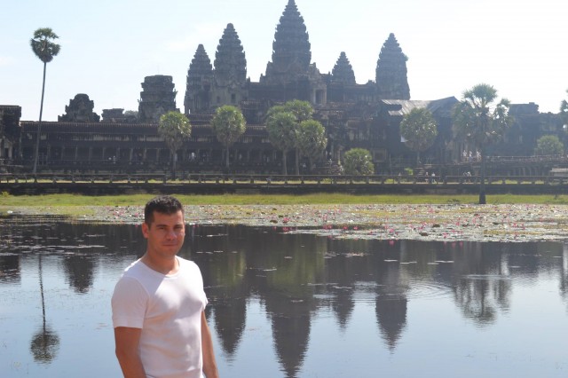 Aslen Konya Dedem'li olan, Hamburg'da doğup Alanya'da büyüyen Özel Harekatçı Coşkun Nazilli şehit oldu ve ardında bir çok güzel anı bıraktı.


Nusaybin'de çatışmalar sırasında, patlama anında ağır yaralanan ve kaldırıldığı hastanede şehit olan Özel Harekatçı Coşkun Nazilli, Nusaybin'e dilekçe vererek gönüllü olarak gitmişti. Bugün sabah saatlerinde şehit haberini alan Alanya Kadıpaşa Mahallesi'nde yaşayan aile fertler duyduklarına inanamadılar ve fenalık geçirdiler. 

Liseyi Alanya Lisesi'nde okuyan Coşkun Nazilli, o yıllarda bol kahkaha atan, neşeli biri olarak biliniyordu. Arkadaşlarının o yıllarda dediğine göre; aktif olarak spor ile ilgilenen ve sigara, alkol bağımlılığı asla olmayan bir kişiydi.

Coşkun Nazilli'nin 1 küçük bir oğlu ve kızı vardı.  Göktürk Nazilli ve Gökçe Nazilli... Babalarına son mektubunda 'seni çok seviyoruz baba, seni çok özledik' oldu.

Alanya'ya Şehit Abdullah Ümit Sercan'ı elleriyle getirmişti. Üzüntüsünün tarifi yoktu.

Ve Coşkun Nazilli, 1991 yılında Alanya'nın ilk triatleti olarak Avrupalı sporculara kök söktürmüştü.