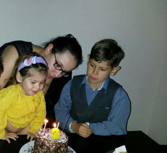 Aslen Konya Dedem'li olan, Hamburg'da doğup Alanya'da büyüyen Özel Harekatçı Coşkun Nazilli şehit oldu ve ardında bir çok güzel anı bıraktı.


Nusaybin'de çatışmalar sırasında, patlama anında ağır yaralanan ve kaldırıldığı hastanede şehit olan Özel Harekatçı Coşkun Nazilli, Nusaybin'e dilekçe vererek gönüllü olarak gitmişti. Bugün sabah saatlerinde şehit haberini alan Alanya Kadıpaşa Mahallesi'nde yaşayan aile fertler duyduklarına inanamadılar ve fenalık geçirdiler. 

Liseyi Alanya Lisesi'nde okuyan Coşkun Nazilli, o yıllarda bol kahkaha atan, neşeli biri olarak biliniyordu. Arkadaşlarının o yıllarda dediğine göre; aktif olarak spor ile ilgilenen ve sigara, alkol bağımlılığı asla olmayan bir kişiydi.

Coşkun Nazilli'nin 1 küçük bir oğlu ve kızı vardı.  Göktürk Nazilli ve Gökçe Nazilli... Babalarına son mektubunda 'seni çok seviyoruz baba, seni çok özledik' oldu.

Alanya'ya Şehit Abdullah Ümit Sercan'ı elleriyle getirmişti. Üzüntüsünün tarifi yoktu.

Ve Coşkun Nazilli, 1991 yılında Alanya'nın ilk triatleti olarak Avrupalı sporculara kök söktürmüştü.