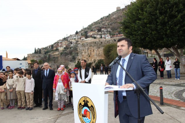 Atatürk'ün Alanya'ya gelişinin 81. yıldönümü törenlerle kutlandı. Törende bir konuşma yapan Alanya Kaymakamı Dr. Hasan Tanrıseven, ''Atatürk'ün gösterdiği doğrultuda önder ülke olmak için var gücümüzle çalışacağız'' dedi.

Atatürk’ün Alanya’ya gelişinin 81. yıldönümü kutlama programı, İskele'deki Atatürk Anıtı'na çelenk sunumu ve İstiklal Marşı'nın okunmasıyla başladı. Alanya Kaymakamı Dr. Hasan Tanrıseven, kutlama programında katılımcı öğrencilere, öğretmenlere ve protokol üyelerine yaptığı konuşmasında Cumhuriyetin Kurucusu Ulu Önder Mustafa Kemal Atatürk’ün 81 yıl önce Alanya'ya geldiğini belirterek Atatürk ve silah arkadaşlarını, vatan için şahadet mertebesine erişenleri şükranla andığını ifade etti.

KAYMAKAM TANRISEVEN ''TÜRK TURİZMİNİN YILDIZI OLAN ALANYA'MIZI DAHA DA ÇOK PARLATMAK ÇALIŞMALARIMIZI SÜRDÜRECEĞİZ''

Alanya Kaymakamı Dr. Hasan Tanrıseven konuşmasının devamında şunları kaydetti: '' Bugün Cumhuriyetimizin kurucusu Ulu Önder Atatürk'ün Alanya'ya gelişinin 81. yıldönümünü kutluyoruz. Ulu Önder Atatürk'ün bizlere gösterdiği yol doğrultusunda çalışmalarımızı sürdüreceğiz. Sevgili gençler; Atatürk'ün bizlere gösterdiği muasır medeniyet seviyesine ulaşmak için daha çok çalışacağız. Bu çalışmaları elbirliği ile yapacağız ki bu coğrafyada, Türkiye Cumhuriyeti en güçlü ve önder ülke olmaya devam edecektir. Geçmişe baktığımız zaman Türkiye'nin, Antalya'nın ve Alanya'mızın çok daha iyi yerlere geldiğini görüyorum. Ama bununla yetinmeyeceğiz ve önder ülke olmak için var gücümüzle çalışmalarımızı sürdüreceğiz. Olaylardan, bir takım aksaklıklardan asla yılmayacağız. 	Dünkü terör saldırısında olduğu gibi bu gibi olaylar bizim geleceğe endişe ile bakmamıza değil aksine daha çok bilenmemize ülkemizi sevmemize ve birbirimize kenetlenmemize vesile olacaktır. Ankara'daki saldırıda hayatlarını kaybeden Türk Silahlı Kuvvetleri Mensuplarına ve vatandaşlarımıza Allah'tan rahmet diliyorum. İnşallah el birliği ile çalışmalarımızı sürdürerek ülkemizi iyi bir yerlere getirme gayreti içerisinde olacağız. Türk turizminin yıldızı olan Alanya'mızı daha da çok parlatmak için Atatürk'ün gösterdiği doğrultuda çalışmalarımızı sürdüreceğiz.''

Alanya Belediye Başkan Vekili Mehmet Kula yaptığı konuşmada, Ankara’da dün gerçekleşen Terör saldırısını kınayarak sözlerine başladı. Belediye Başkan Vekili Kula, medeniyetlere ev sahipliği yapmış olan Alanya’yı 18 Şubat 1935’te ziyaret eden Ulu Önder Atatürk’ü büyük bir özlemle andıklarını belirterek birlik ve beraberlik içinde olunması gerektiğini söyledi.

Hasan Çolak Anadolu Lisesi Tarih öğretmeni Raşit Fehmi Raşitoğlu’nun günün anlam ve önemini belirten konuşmasının ardından Atatürk’ün Alanya’ya gelişi ile ilgili şiirleri; Hayate Hanım Ortaokulu ve Fevzi Alaettinoğlu Anadolu Lisesi öğrencileri tarafından okundu. Protokol, misafir ve öğrencilerin Atatürk Evi’ni gezmesiyle devam eden kutlama programı, saat 10.30'da da Atatürk’ün Alanya’ya gelişi ile ilgili kros yarışmasının ve Türkiye Atletizm Federasyonunun programında yer alan Atletizmi Geliştirme Yarışmasının düzenlenmesi ile son buldu.