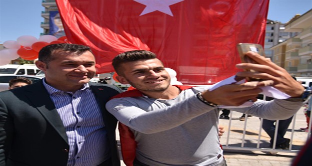 Ardından kürsüye gelen Burak Yıldırım askere gidecekler adına temsili olarak kütüğe plaket çaktı. Alanya Müftüsü Mustafa Topal’ın askerler için yaptığı dua töreninin ardından Başkan Yücel, asker adaylarına ilk karavanalarını ikram etti.