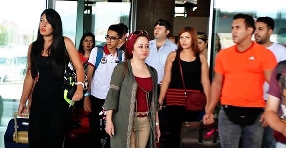 10- Azerbaycan

Azerbaycan Türkiye'ye gönderdiği 765 bin turist ile, Türkiye'ye en çok turist gönderen ülkeler sıralamasında onuncu sırada yer aldı.

Azeybaycan'dan Türkiye'ye gelen turist sayısı 2016 yılında ise 606 bin seviyelerindeydi.

Azerbaycan'da yaşanan artış yüzde 26 oldu.