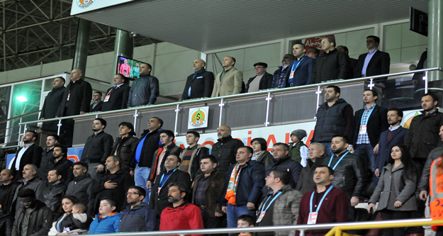 Alanyaspor, Karşıyaka karşısında 2-0'lık skor avantajını koruyamadı, Adana Demirspor maçında olduğu gibi yine son dakika yediği golle hem 2 puandan hemde liderlikten oldu. 

PTT 1. Lig'in 24. haftasında oynanan karşılaşmada Multigroup Alanyaspor sahasında Karşıyaka ile 2-2 berabere kaldı. 

STAT: Alanya Oba Stadı

HAKEMLER: Süleyman Abay, Gökmen Olgaç, Candaş Elbil

MULTİGROUP ALANYASPOR: Haydar- Yasin, Ahmet, Sezer, Kerem Can, Timuçin, Emre, Tayfur (Dk.78 Perovic), Barış (Dk.55 Caner), Sinan (Dk.84 Efecan), Ayite

KARŞIYAKA: Behram- Zeki, Tayfun (Dk.60 Şahin), Ömer Can, Tisdell, Can (Dk.68 Mahmut), Youssef, Efe Halil, Mustafa, Berkay Can, İbrahim (Dk.46 Gökhan)

GOLLER: Dk.1 Sinan, Dk.45 Timuçin (MultigroupAlanyaspor), Dk.51 Youssef, Dk.89 Gökhan (Karşıyaka)

KIRMIZI KART: Dk.90 Ayite (MultigroupAlanyaspor)

SARI KARTLAR: Sinan, Barış, Emre (MultigroupAlanyaspor), Can, Youssef, Ömer Can, Behram (Karşıyaka)

Karşılaşmanın 20. saniyesinde turuncu yeşilliler faul atışını çabuk kullandı. Tayfur’un pasında Sinan kaleciyi çalımlayarak topu ağlarla buluşturdu: 1-0. 18. dakikada Kerem Can’ın ortasında Tayfur kafa vurdu, top auta çıktı. 20. dakikada Zeki’nin ortaladığı topta Tisdell’in kafa vuruşu az farkla auta gitti. 21. dakikada Tisdell’in uzaktan sert şutunu Haydar son anda kornere çeldi. 30. dakikada Kerem Can’ın ortasında savunmadan dönen topa bu oyuncu ayağının dışıyla sert vurdu top direğin üstünden auta gitti. 35. dakikada Yasin sağ kanattan ceza alanına sokuldu. Bu oyuncunun içeriye sert çevirdiği topu Tayfur güçlükle kontrol etti ancak tehlikeyi savunma uzaklaştırdı. 37. dakikada Ayite, Tayfur’dan aldığı pasla uzaktan sert vurdu ancak top az farkla auta çıktı. 41. dakikada topu rakibinden kurtaran Barış geriden gelen Tayfur’un önüne bıraktı. Bu oyuncunun şutunu kaleci güçlükle kornere çeldi. 45. dakikada gelişen ani atakta Kerem Can’ın soldan ortasına Ayite kayarak vurdu, direkten dönen topu Timuçin ağlarla buluşturdu: 2-0. Karşılaşmanın ilk yarısı 2-0 turuncu yeşilli takımın üstünlüğüyle tamamlandı. 

50. dakikada Emre'nin pasında savunmanın arasında topu kontrol eden Sinan dönerek kaleyi vurdu kaleci Behram gole izin vermedi. 51. dakikada Youssef uzaktan vurdu, yerden giden top köşeden filelere gitti: 2-1. 63. dakikada Emre topu rakibinden kurtararak Ayite'ye verdi. Ceza alanına giren Ayite açısını kaybetti ancak sağ çaprazdan kaleye vurdu. Top yan ağlarda kaldı. 83. Dakikada Youssef’in ortasında Gökhan’ın kafa vuruşu üstten auta gitti. 88. Dakikada Efecan’ın pasında savunmanın arasında topla buluşan Perovic bekletmeden kaleye vurdu ancak top az farkla yandan auta gitti. 89. dakikada turuncu yeşilli savunma topu ceza yayında kaptırdı. Solda boşta kalan Gökhan sert bir vuruşla topu Haydar’ın solundan filelere gönderdi: 2-2. 90. Dakikada rakibine faul yapan Ayite kırmızı kartla oyundan atıldı. 90+5. dakikada Efecan rakibinden sıyrılarak topu Emre’ye aktardı. Bu oyuncu uydun durumda kaleye vurmak yerine pas vermeyi tercih edince top auta gitti. Karşılaşma 2-2 berabere sona erdi. 

İşte PTT 1.Lig Puan Durumu

1.ADANASPOR A.Ş.		41
2.MULTIGROUP ALANYASPOR		40
3.KARDEMİR KARABÜKSPOR		40
4.ADANA DEMİRSPOR		39
5.GİRESUNSPOR		        36
6.VARTAŞ ELAZIĞSPOR		36
7.BALIKESİRSPOR           	33
8.GÖZTEPE A.Ş.		        33
9.GAZİANTEP B.Ş. BLD.SPOR	32
10.ALTINORDU A.Ş.		32
11.BOLUSPOR	        	32
12.SAMSUNSPOR           	31
13.ALİMA YENİ MALATYASPOR	28
14.ŞANLIURFASPOR		25
15.1461 TRABZON		        23
16.KAYSERİ ERCİYESSPOR		21
17.DENİZLİSPOR          	21
18.KARŞIYAKA	        	19

Ceza Puanı Alan Takımlar

Takım Adı	Ceza Puanı

SAMSUNSPOR	3
DENİZLİSPOR	3