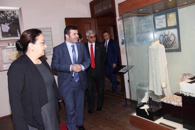 Atatürk'ün Alanya'ya gelişinin 81. yıldönümü törenlerle kutlandı. Törende bir konuşma yapan Alanya Kaymakamı Dr. Hasan Tanrıseven, ''Atatürk'ün gösterdiği doğrultuda önder ülke olmak için var gücümüzle çalışacağız'' dedi.

Atatürk’ün Alanya’ya gelişinin 81. yıldönümü kutlama programı, İskele'deki Atatürk Anıtı'na çelenk sunumu ve İstiklal Marşı'nın okunmasıyla başladı. Alanya Kaymakamı Dr. Hasan Tanrıseven, kutlama programında katılımcı öğrencilere, öğretmenlere ve protokol üyelerine yaptığı konuşmasında Cumhuriyetin Kurucusu Ulu Önder Mustafa Kemal Atatürk’ün 81 yıl önce Alanya'ya geldiğini belirterek Atatürk ve silah arkadaşlarını, vatan için şahadet mertebesine erişenleri şükranla andığını ifade etti.

KAYMAKAM TANRISEVEN ''TÜRK TURİZMİNİN YILDIZI OLAN ALANYA'MIZI DAHA DA ÇOK PARLATMAK ÇALIŞMALARIMIZI SÜRDÜRECEĞİZ''

Alanya Kaymakamı Dr. Hasan Tanrıseven konuşmasının devamında şunları kaydetti: '' Bugün Cumhuriyetimizin kurucusu Ulu Önder Atatürk'ün Alanya'ya gelişinin 81. yıldönümünü kutluyoruz. Ulu Önder Atatürk'ün bizlere gösterdiği yol doğrultusunda çalışmalarımızı sürdüreceğiz. Sevgili gençler; Atatürk'ün bizlere gösterdiği muasır medeniyet seviyesine ulaşmak için daha çok çalışacağız. Bu çalışmaları elbirliği ile yapacağız ki bu coğrafyada, Türkiye Cumhuriyeti en güçlü ve önder ülke olmaya devam edecektir. Geçmişe baktığımız zaman Türkiye'nin, Antalya'nın ve Alanya'mızın çok daha iyi yerlere geldiğini görüyorum. Ama bununla yetinmeyeceğiz ve önder ülke olmak için var gücümüzle çalışmalarımızı sürdüreceğiz. Olaylardan, bir takım aksaklıklardan asla yılmayacağız. 	Dünkü terör saldırısında olduğu gibi bu gibi olaylar bizim geleceğe endişe ile bakmamıza değil aksine daha çok bilenmemize ülkemizi sevmemize ve birbirimize kenetlenmemize vesile olacaktır. Ankara'daki saldırıda hayatlarını kaybeden Türk Silahlı Kuvvetleri Mensuplarına ve vatandaşlarımıza Allah'tan rahmet diliyorum. İnşallah el birliği ile çalışmalarımızı sürdürerek ülkemizi iyi bir yerlere getirme gayreti içerisinde olacağız. Türk turizminin yıldızı olan Alanya'mızı daha da çok parlatmak için Atatürk'ün gösterdiği doğrultuda çalışmalarımızı sürdüreceğiz.''

Alanya Belediye Başkan Vekili Mehmet Kula yaptığı konuşmada, Ankara’da dün gerçekleşen Terör saldırısını kınayarak sözlerine başladı. Belediye Başkan Vekili Kula, medeniyetlere ev sahipliği yapmış olan Alanya’yı 18 Şubat 1935’te ziyaret eden Ulu Önder Atatürk’ü büyük bir özlemle andıklarını belirterek birlik ve beraberlik içinde olunması gerektiğini söyledi.

Hasan Çolak Anadolu Lisesi Tarih öğretmeni Raşit Fehmi Raşitoğlu’nun günün anlam ve önemini belirten konuşmasının ardından Atatürk’ün Alanya’ya gelişi ile ilgili şiirleri; Hayate Hanım Ortaokulu ve Fevzi Alaettinoğlu Anadolu Lisesi öğrencileri tarafından okundu. Protokol, misafir ve öğrencilerin Atatürk Evi’ni gezmesiyle devam eden kutlama programı, saat 10.30'da da Atatürk’ün Alanya’ya gelişi ile ilgili kros yarışmasının ve Türkiye Atletizm Federasyonunun programında yer alan Atletizmi Geliştirme Yarışmasının düzenlenmesi ile son buldu.