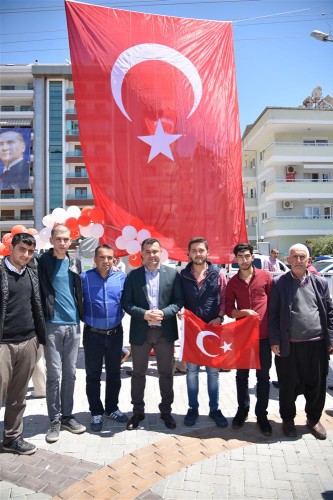 Program boyunca askerler ve aileleri ile yakından ilgilenen Başkan Yücel, onlarla sohbet ederek hatıra fotoğrafı çektirdi.