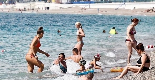 9- Hollanda

Hollanda'dan gelen turist sayısı geçen yıla göre azalsa da ilk 10 listesine dokuzuncu olarak girdi.

Hollanda'dan gelen turist sayısı 2016'da 906 bin kişiydi. 2017'de ise bu sayı 799 bine geriledi.

Hollanda, turizmcilerin 2018'de umutlu olduğu ülkeler arasında yer alıyor.

Hollanda'dan gelen turist sayısı geçen yıla göre yüzde 11 azalmış oldu.