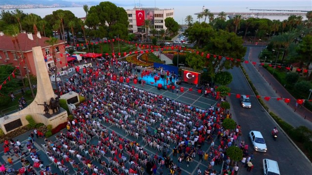 Darbe girişiminin 2. yıldönümünde Alanya’da protokolün ve vatandaşların katılımıyla şelale önünden başlayan Milli Birlik yürüyüşü, Atatürk Anıtı’nda sona erdi. Alanya halkının tek yürek olduğu programda konuşan Belediye Başkanı Yücel, “15 Temmuz gecesi, vatan ve millet aşkıyla sivil bir direniş başlatarak, vatanımız, bayrağımız, özgürlüklerimiz, demokrasimiz ve yarınlarımız için darbecilere meydan okuyan tüm vatandaşlarımıza minnettarız, şükran borçluyuz.” dedi.