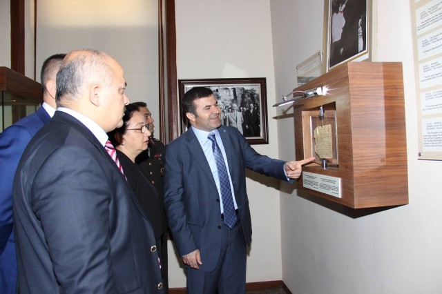 Atatürk'ün Alanya'ya gelişinin 81. yıldönümü törenlerle kutlandı. Törende bir konuşma yapan Alanya Kaymakamı Dr. Hasan Tanrıseven, ''Atatürk'ün gösterdiği doğrultuda önder ülke olmak için var gücümüzle çalışacağız'' dedi.

Atatürk’ün Alanya’ya gelişinin 81. yıldönümü kutlama programı, İskele'deki Atatürk Anıtı'na çelenk sunumu ve İstiklal Marşı'nın okunmasıyla başladı. Alanya Kaymakamı Dr. Hasan Tanrıseven, kutlama programında katılımcı öğrencilere, öğretmenlere ve protokol üyelerine yaptığı konuşmasında Cumhuriyetin Kurucusu Ulu Önder Mustafa Kemal Atatürk’ün 81 yıl önce Alanya'ya geldiğini belirterek Atatürk ve silah arkadaşlarını, vatan için şahadet mertebesine erişenleri şükranla andığını ifade etti.

KAYMAKAM TANRISEVEN ''TÜRK TURİZMİNİN YILDIZI OLAN ALANYA'MIZI DAHA DA ÇOK PARLATMAK ÇALIŞMALARIMIZI SÜRDÜRECEĞİZ''

Alanya Kaymakamı Dr. Hasan Tanrıseven konuşmasının devamında şunları kaydetti: '' Bugün Cumhuriyetimizin kurucusu Ulu Önder Atatürk'ün Alanya'ya gelişinin 81. yıldönümünü kutluyoruz. Ulu Önder Atatürk'ün bizlere gösterdiği yol doğrultusunda çalışmalarımızı sürdüreceğiz. Sevgili gençler; Atatürk'ün bizlere gösterdiği muasır medeniyet seviyesine ulaşmak için daha çok çalışacağız. Bu çalışmaları elbirliği ile yapacağız ki bu coğrafyada, Türkiye Cumhuriyeti en güçlü ve önder ülke olmaya devam edecektir. Geçmişe baktığımız zaman Türkiye'nin, Antalya'nın ve Alanya'mızın çok daha iyi yerlere geldiğini görüyorum. Ama bununla yetinmeyeceğiz ve önder ülke olmak için var gücümüzle çalışmalarımızı sürdüreceğiz. Olaylardan, bir takım aksaklıklardan asla yılmayacağız. 	Dünkü terör saldırısında olduğu gibi bu gibi olaylar bizim geleceğe endişe ile bakmamıza değil aksine daha çok bilenmemize ülkemizi sevmemize ve birbirimize kenetlenmemize vesile olacaktır. Ankara'daki saldırıda hayatlarını kaybeden Türk Silahlı Kuvvetleri Mensuplarına ve vatandaşlarımıza Allah'tan rahmet diliyorum. İnşallah el birliği ile çalışmalarımızı sürdürerek ülkemizi iyi bir yerlere getirme gayreti içerisinde olacağız. Türk turizminin yıldızı olan Alanya'mızı daha da çok parlatmak için Atatürk'ün gösterdiği doğrultuda çalışmalarımızı sürdüreceğiz.''

Alanya Belediye Başkan Vekili Mehmet Kula yaptığı konuşmada, Ankara’da dün gerçekleşen Terör saldırısını kınayarak sözlerine başladı. Belediye Başkan Vekili Kula, medeniyetlere ev sahipliği yapmış olan Alanya’yı 18 Şubat 1935’te ziyaret eden Ulu Önder Atatürk’ü büyük bir özlemle andıklarını belirterek birlik ve beraberlik içinde olunması gerektiğini söyledi.

Hasan Çolak Anadolu Lisesi Tarih öğretmeni Raşit Fehmi Raşitoğlu’nun günün anlam ve önemini belirten konuşmasının ardından Atatürk’ün Alanya’ya gelişi ile ilgili şiirleri; Hayate Hanım Ortaokulu ve Fevzi Alaettinoğlu Anadolu Lisesi öğrencileri tarafından okundu. Protokol, misafir ve öğrencilerin Atatürk Evi’ni gezmesiyle devam eden kutlama programı, saat 10.30'da da Atatürk’ün Alanya’ya gelişi ile ilgili kros yarışmasının ve Türkiye Atletizm Federasyonunun programında yer alan Atletizmi Geliştirme Yarışmasının düzenlenmesi ile son buldu.