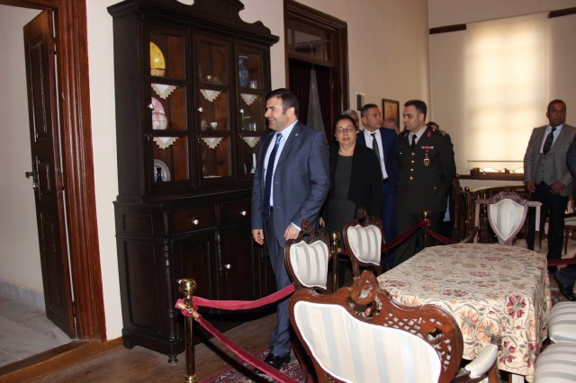 Atatürk'ün Alanya'ya gelişinin 81. yıldönümü törenlerle kutlandı. Törende bir konuşma yapan Alanya Kaymakamı Dr. Hasan Tanrıseven, ''Atatürk'ün gösterdiği doğrultuda önder ülke olmak için var gücümüzle çalışacağız'' dedi.

Atatürk’ün Alanya’ya gelişinin 81. yıldönümü kutlama programı, İskele'deki Atatürk Anıtı'na çelenk sunumu ve İstiklal Marşı'nın okunmasıyla başladı. Alanya Kaymakamı Dr. Hasan Tanrıseven, kutlama programında katılımcı öğrencilere, öğretmenlere ve protokol üyelerine yaptığı konuşmasında Cumhuriyetin Kurucusu Ulu Önder Mustafa Kemal Atatürk’ün 81 yıl önce Alanya'ya geldiğini belirterek Atatürk ve silah arkadaşlarını, vatan için şahadet mertebesine erişenleri şükranla andığını ifade etti.

KAYMAKAM TANRISEVEN ''TÜRK TURİZMİNİN YILDIZI OLAN ALANYA'MIZI DAHA DA ÇOK PARLATMAK ÇALIŞMALARIMIZI SÜRDÜRECEĞİZ''

Alanya Kaymakamı Dr. Hasan Tanrıseven konuşmasının devamında şunları kaydetti: '' Bugün Cumhuriyetimizin kurucusu Ulu Önder Atatürk'ün Alanya'ya gelişinin 81. yıldönümünü kutluyoruz. Ulu Önder Atatürk'ün bizlere gösterdiği yol doğrultusunda çalışmalarımızı sürdüreceğiz. Sevgili gençler; Atatürk'ün bizlere gösterdiği muasır medeniyet seviyesine ulaşmak için daha çok çalışacağız. Bu çalışmaları elbirliği ile yapacağız ki bu coğrafyada, Türkiye Cumhuriyeti en güçlü ve önder ülke olmaya devam edecektir. Geçmişe baktığımız zaman Türkiye'nin, Antalya'nın ve Alanya'mızın çok daha iyi yerlere geldiğini görüyorum. Ama bununla yetinmeyeceğiz ve önder ülke olmak için var gücümüzle çalışmalarımızı sürdüreceğiz. Olaylardan, bir takım aksaklıklardan asla yılmayacağız. 	Dünkü terör saldırısında olduğu gibi bu gibi olaylar bizim geleceğe endişe ile bakmamıza değil aksine daha çok bilenmemize ülkemizi sevmemize ve birbirimize kenetlenmemize vesile olacaktır. Ankara'daki saldırıda hayatlarını kaybeden Türk Silahlı Kuvvetleri Mensuplarına ve vatandaşlarımıza Allah'tan rahmet diliyorum. İnşallah el birliği ile çalışmalarımızı sürdürerek ülkemizi iyi bir yerlere getirme gayreti içerisinde olacağız. Türk turizminin yıldızı olan Alanya'mızı daha da çok parlatmak için Atatürk'ün gösterdiği doğrultuda çalışmalarımızı sürdüreceğiz.''

Alanya Belediye Başkan Vekili Mehmet Kula yaptığı konuşmada, Ankara’da dün gerçekleşen Terör saldırısını kınayarak sözlerine başladı. Belediye Başkan Vekili Kula, medeniyetlere ev sahipliği yapmış olan Alanya’yı 18 Şubat 1935’te ziyaret eden Ulu Önder Atatürk’ü büyük bir özlemle andıklarını belirterek birlik ve beraberlik içinde olunması gerektiğini söyledi.

Hasan Çolak Anadolu Lisesi Tarih öğretmeni Raşit Fehmi Raşitoğlu’nun günün anlam ve önemini belirten konuşmasının ardından Atatürk’ün Alanya’ya gelişi ile ilgili şiirleri; Hayate Hanım Ortaokulu ve Fevzi Alaettinoğlu Anadolu Lisesi öğrencileri tarafından okundu. Protokol, misafir ve öğrencilerin Atatürk Evi’ni gezmesiyle devam eden kutlama programı, saat 10.30'da da Atatürk’ün Alanya’ya gelişi ile ilgili kros yarışmasının ve Türkiye Atletizm Federasyonunun programında yer alan Atletizmi Geliştirme Yarışmasının düzenlenmesi ile son buldu.