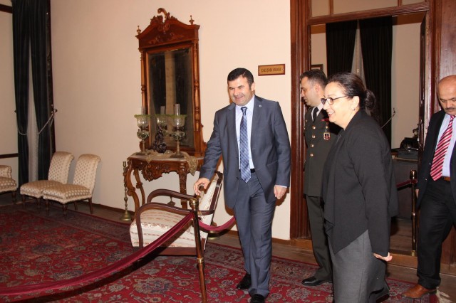 Atatürk'ün Alanya'ya gelişinin 81. yıldönümü törenlerle kutlandı. Törende bir konuşma yapan Alanya Kaymakamı Dr. Hasan Tanrıseven, ''Atatürk'ün gösterdiği doğrultuda önder ülke olmak için var gücümüzle çalışacağız'' dedi.

Atatürk’ün Alanya’ya gelişinin 81. yıldönümü kutlama programı, İskele'deki Atatürk Anıtı'na çelenk sunumu ve İstiklal Marşı'nın okunmasıyla başladı. Alanya Kaymakamı Dr. Hasan Tanrıseven, kutlama programında katılımcı öğrencilere, öğretmenlere ve protokol üyelerine yaptığı konuşmasında Cumhuriyetin Kurucusu Ulu Önder Mustafa Kemal Atatürk’ün 81 yıl önce Alanya'ya geldiğini belirterek Atatürk ve silah arkadaşlarını, vatan için şahadet mertebesine erişenleri şükranla andığını ifade etti.

KAYMAKAM TANRISEVEN ''TÜRK TURİZMİNİN YILDIZI OLAN ALANYA'MIZI DAHA DA ÇOK PARLATMAK ÇALIŞMALARIMIZI SÜRDÜRECEĞİZ''

Alanya Kaymakamı Dr. Hasan Tanrıseven konuşmasının devamında şunları kaydetti: '' Bugün Cumhuriyetimizin kurucusu Ulu Önder Atatürk'ün Alanya'ya gelişinin 81. yıldönümünü kutluyoruz. Ulu Önder Atatürk'ün bizlere gösterdiği yol doğrultusunda çalışmalarımızı sürdüreceğiz. Sevgili gençler; Atatürk'ün bizlere gösterdiği muasır medeniyet seviyesine ulaşmak için daha çok çalışacağız. Bu çalışmaları elbirliği ile yapacağız ki bu coğrafyada, Türkiye Cumhuriyeti en güçlü ve önder ülke olmaya devam edecektir. Geçmişe baktığımız zaman Türkiye'nin, Antalya'nın ve Alanya'mızın çok daha iyi yerlere geldiğini görüyorum. Ama bununla yetinmeyeceğiz ve önder ülke olmak için var gücümüzle çalışmalarımızı sürdüreceğiz. Olaylardan, bir takım aksaklıklardan asla yılmayacağız. 	Dünkü terör saldırısında olduğu gibi bu gibi olaylar bizim geleceğe endişe ile bakmamıza değil aksine daha çok bilenmemize ülkemizi sevmemize ve birbirimize kenetlenmemize vesile olacaktır. Ankara'daki saldırıda hayatlarını kaybeden Türk Silahlı Kuvvetleri Mensuplarına ve vatandaşlarımıza Allah'tan rahmet diliyorum. İnşallah el birliği ile çalışmalarımızı sürdürerek ülkemizi iyi bir yerlere getirme gayreti içerisinde olacağız. Türk turizminin yıldızı olan Alanya'mızı daha da çok parlatmak için Atatürk'ün gösterdiği doğrultuda çalışmalarımızı sürdüreceğiz.''

Alanya Belediye Başkan Vekili Mehmet Kula yaptığı konuşmada, Ankara’da dün gerçekleşen Terör saldırısını kınayarak sözlerine başladı. Belediye Başkan Vekili Kula, medeniyetlere ev sahipliği yapmış olan Alanya’yı 18 Şubat 1935’te ziyaret eden Ulu Önder Atatürk’ü büyük bir özlemle andıklarını belirterek birlik ve beraberlik içinde olunması gerektiğini söyledi.

Hasan Çolak Anadolu Lisesi Tarih öğretmeni Raşit Fehmi Raşitoğlu’nun günün anlam ve önemini belirten konuşmasının ardından Atatürk’ün Alanya’ya gelişi ile ilgili şiirleri; Hayate Hanım Ortaokulu ve Fevzi Alaettinoğlu Anadolu Lisesi öğrencileri tarafından okundu. Protokol, misafir ve öğrencilerin Atatürk Evi’ni gezmesiyle devam eden kutlama programı, saat 10.30'da da Atatürk’ün Alanya’ya gelişi ile ilgili kros yarışmasının ve Türkiye Atletizm Federasyonunun programında yer alan Atletizmi Geliştirme Yarışmasının düzenlenmesi ile son buldu.