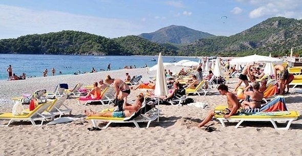 6- İngiltere

İngiltere Türkiye'ye en çok turist gönderen ülkeler sıralamasında altıncı sırada yer aldı.

Geçen yıla göre gelen turist sayısında bir miktar düşüş yaşansa da İngiltere, Türkiye'ye en çok turist gönderen ilk 10 ülke arasında yer aldı.

2016'da 1.7 milyon turist İngiltere'den Türkiye'ye gelirken, 2017'de bu rakam 1.6 milyon oldu.

2015'te ise İngiltere'den Türkiye'ye 2.5 milyon civarında İngiliz gelmişti.

2018 erken rezervasyon verileri ise İngiltere'den Türkiye'ye gelen turist sayısının artacağı yönünde sinyaller veriyor.

İngiltere'den gelen turist sayısında geçen yıla göre yüzde 3 düşüş yaşandı.