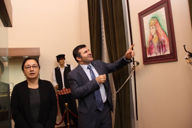 Atatürk'ün Alanya'ya gelişinin 81. yıldönümü törenlerle kutlandı. Törende bir konuşma yapan Alanya Kaymakamı Dr. Hasan Tanrıseven, ''Atatürk'ün gösterdiği doğrultuda önder ülke olmak için var gücümüzle çalışacağız'' dedi.

Atatürk’ün Alanya’ya gelişinin 81. yıldönümü kutlama programı, İskele'deki Atatürk Anıtı'na çelenk sunumu ve İstiklal Marşı'nın okunmasıyla başladı. Alanya Kaymakamı Dr. Hasan Tanrıseven, kutlama programında katılımcı öğrencilere, öğretmenlere ve protokol üyelerine yaptığı konuşmasında Cumhuriyetin Kurucusu Ulu Önder Mustafa Kemal Atatürk’ün 81 yıl önce Alanya'ya geldiğini belirterek Atatürk ve silah arkadaşlarını, vatan için şahadet mertebesine erişenleri şükranla andığını ifade etti.

KAYMAKAM TANRISEVEN ''TÜRK TURİZMİNİN YILDIZI OLAN ALANYA'MIZI DAHA DA ÇOK PARLATMAK ÇALIŞMALARIMIZI SÜRDÜRECEĞİZ''

Alanya Kaymakamı Dr. Hasan Tanrıseven konuşmasının devamında şunları kaydetti: '' Bugün Cumhuriyetimizin kurucusu Ulu Önder Atatürk'ün Alanya'ya gelişinin 81. yıldönümünü kutluyoruz. Ulu Önder Atatürk'ün bizlere gösterdiği yol doğrultusunda çalışmalarımızı sürdüreceğiz. Sevgili gençler; Atatürk'ün bizlere gösterdiği muasır medeniyet seviyesine ulaşmak için daha çok çalışacağız. Bu çalışmaları elbirliği ile yapacağız ki bu coğrafyada, Türkiye Cumhuriyeti en güçlü ve önder ülke olmaya devam edecektir. Geçmişe baktığımız zaman Türkiye'nin, Antalya'nın ve Alanya'mızın çok daha iyi yerlere geldiğini görüyorum. Ama bununla yetinmeyeceğiz ve önder ülke olmak için var gücümüzle çalışmalarımızı sürdüreceğiz. Olaylardan, bir takım aksaklıklardan asla yılmayacağız. 	Dünkü terör saldırısında olduğu gibi bu gibi olaylar bizim geleceğe endişe ile bakmamıza değil aksine daha çok bilenmemize ülkemizi sevmemize ve birbirimize kenetlenmemize vesile olacaktır. Ankara'daki saldırıda hayatlarını kaybeden Türk Silahlı Kuvvetleri Mensuplarına ve vatandaşlarımıza Allah'tan rahmet diliyorum. İnşallah el birliği ile çalışmalarımızı sürdürerek ülkemizi iyi bir yerlere getirme gayreti içerisinde olacağız. Türk turizminin yıldızı olan Alanya'mızı daha da çok parlatmak için Atatürk'ün gösterdiği doğrultuda çalışmalarımızı sürdüreceğiz.''

Alanya Belediye Başkan Vekili Mehmet Kula yaptığı konuşmada, Ankara’da dün gerçekleşen Terör saldırısını kınayarak sözlerine başladı. Belediye Başkan Vekili Kula, medeniyetlere ev sahipliği yapmış olan Alanya’yı 18 Şubat 1935’te ziyaret eden Ulu Önder Atatürk’ü büyük bir özlemle andıklarını belirterek birlik ve beraberlik içinde olunması gerektiğini söyledi.

Hasan Çolak Anadolu Lisesi Tarih öğretmeni Raşit Fehmi Raşitoğlu’nun günün anlam ve önemini belirten konuşmasının ardından Atatürk’ün Alanya’ya gelişi ile ilgili şiirleri; Hayate Hanım Ortaokulu ve Fevzi Alaettinoğlu Anadolu Lisesi öğrencileri tarafından okundu. Protokol, misafir ve öğrencilerin Atatürk Evi’ni gezmesiyle devam eden kutlama programı, saat 10.30'da da Atatürk’ün Alanya’ya gelişi ile ilgili kros yarışmasının ve Türkiye Atletizm Federasyonunun programında yer alan Atletizmi Geliştirme Yarışmasının düzenlenmesi ile son buldu.