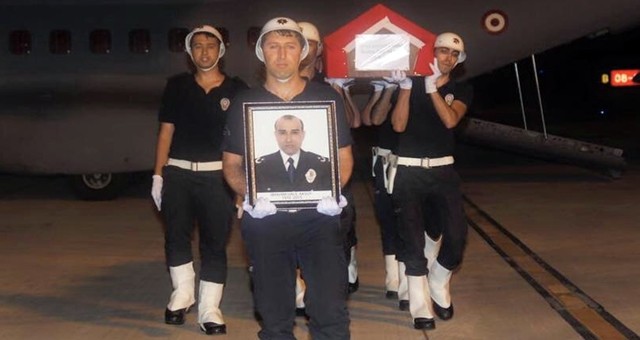 Şanlıurfa doğumlu olan ancak annesi Emine Aksoy’un isteği üzerine cenazesi Alanya’da defnedilecek olan şehit Emniyet Amiri İbrahim Halil Aksoy’un naaşı, Mardin Emniyet Müdürlüğündeki törenin ardından Türk Hava Kuvvetlerine ait uçakla saat 21.30 sıralarında Gazipaşa Alanya Havalimanı’na getirildi.