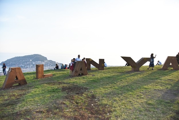 PROTOKOL ÜYELERİYLE SAHNEDE AÇILIŞ YAPILDI

Başkan Yücel’den sonra kürsüye gelen MHP Antalya Milletvekili Ahmet Selim Yurdakul da Alanya Belediye Başkanı Adem Murat Yücel’in belediyeciliğinin tartışılmaz olduğunu vurgulayarak; “Böyle dev bir eseri Alanya’ya ve Türkiye’ye kazandırdığı için kendisini tebrik ediyorum.” dedi. MHP Antalya İl Başkanı Mustafa Aksoy ise; Başkan Yücel’i tebrik etti. Konuşmaların ardından Başkan Yücel, Devlet Bahçeli Yaşam Alanı'nın açılışını protokol üyeleriyle birlikte yaptı.

İREM DERİCİ’DEN MUHTEŞEM KONSER

Havai fişek gösterisinin ardından saat 21.00'de ünlü Pop Müzik Sanatçısı İrem Derici'nin konseri gerçekleşti. İrem Derici, Alanya Belediye Başkanı Adem Murat Yücel, Alanya’da yaşayan yerleşik yabancı öğrenciler ve kardeş şehirlerden gelen öğrencilerle birlikte 'Hayat Bayram Olsa' şarkısını söyledi. Derici'nin Başkan Yücel ve çocuklarla söylediği şarkı büyük alkış aldı. Başkan Yücel, konser sırasında sanatçıya teşekkür plaketi ve üzerinde İrem Derici’nin resmi bulunan su kabağı takdim etti. Alanya’yı çok beğendiğini ve Alanya’dan ev almak istediğini konser sonrasında sosyal medya hesaplarından paylaşan İrem Derici, sahne performansı ile izleyicileri büyüledi. Birçok parçasını konser alanını hınca hınç dolduran binlerce genç ile söyleyen İrem Derici’nin konseri geç saatlere kadar devam etti.